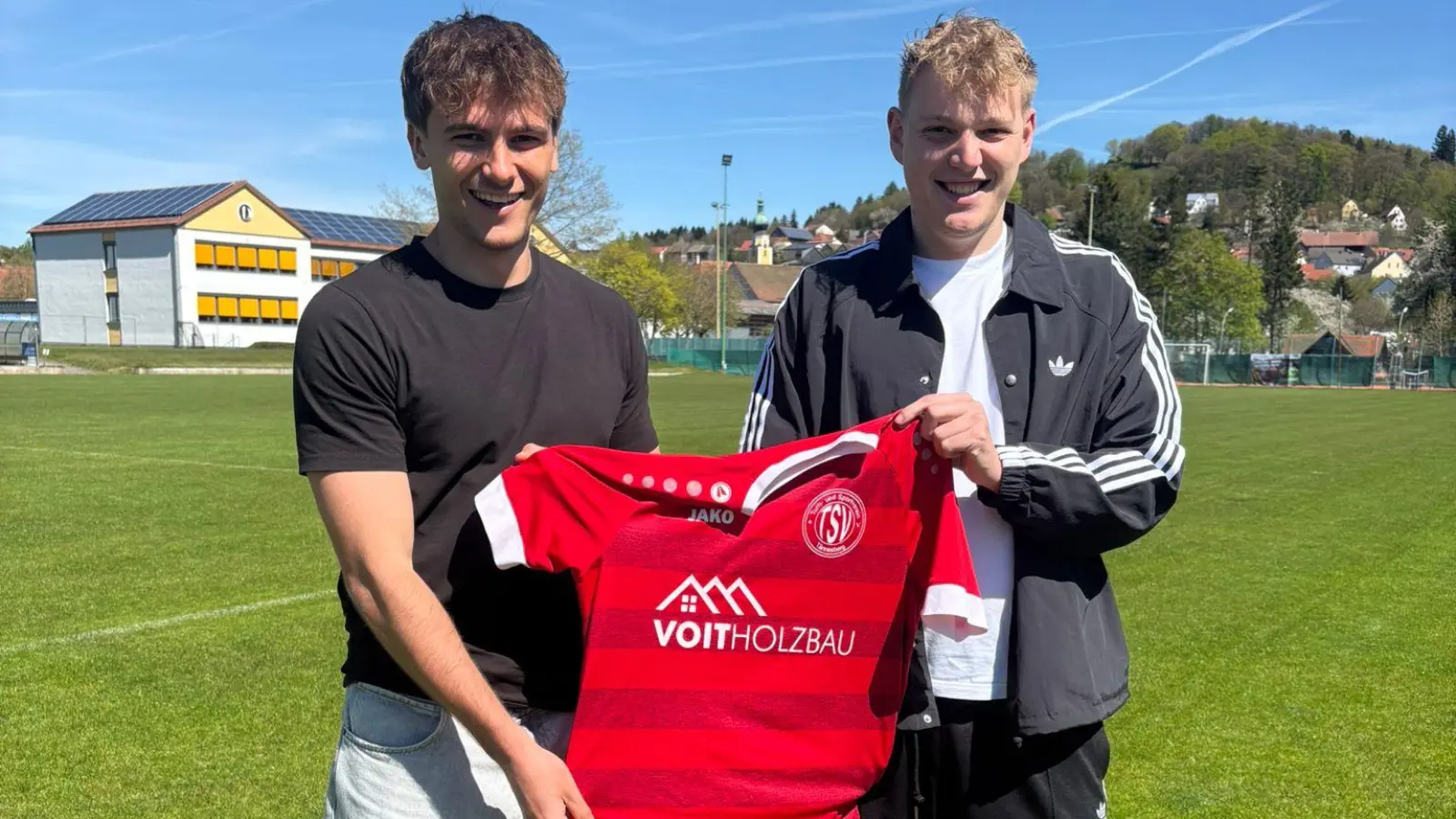 Luis Kneissl (links) verstärkt den TSV Tännesberg. <br> (Bild: TSV Tännesberg)