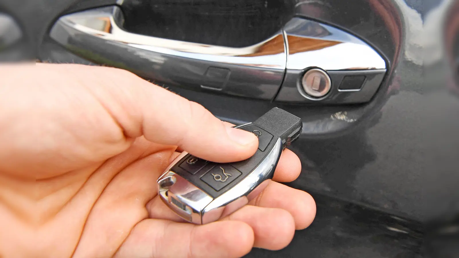 Diebe stehlen in Eschenbach zwei hochwertige Autos mit Keyless-Go-System. Die Polizei sucht Zeugen (Symbolbild: Uli Deck/dpa)