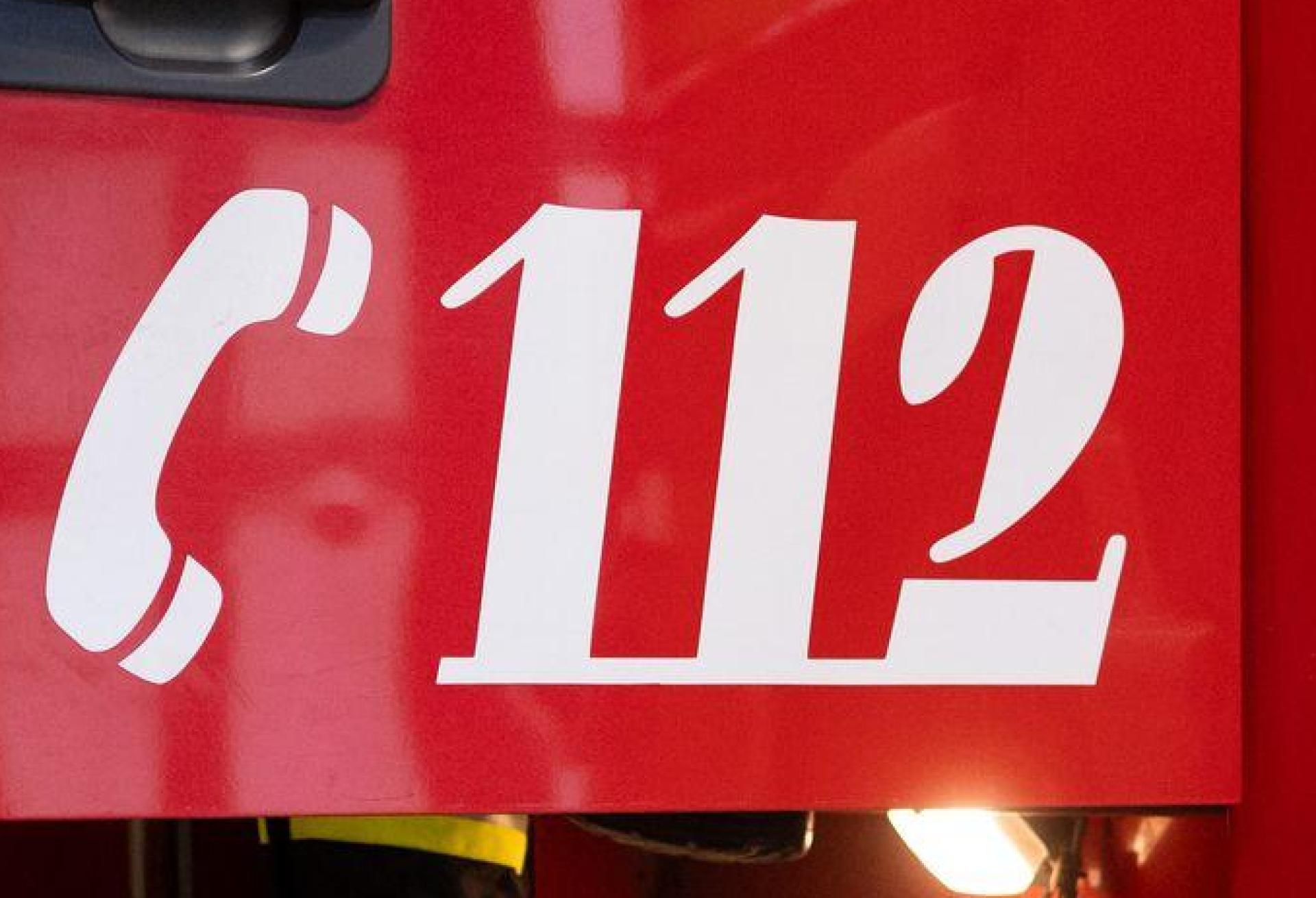 Nach dem Notruf waren die umliegenden Feuerwehren mit gut 50 Einsatzkräften ausgerückt.  (Symbolbild: Niklas Treppner/dpa)