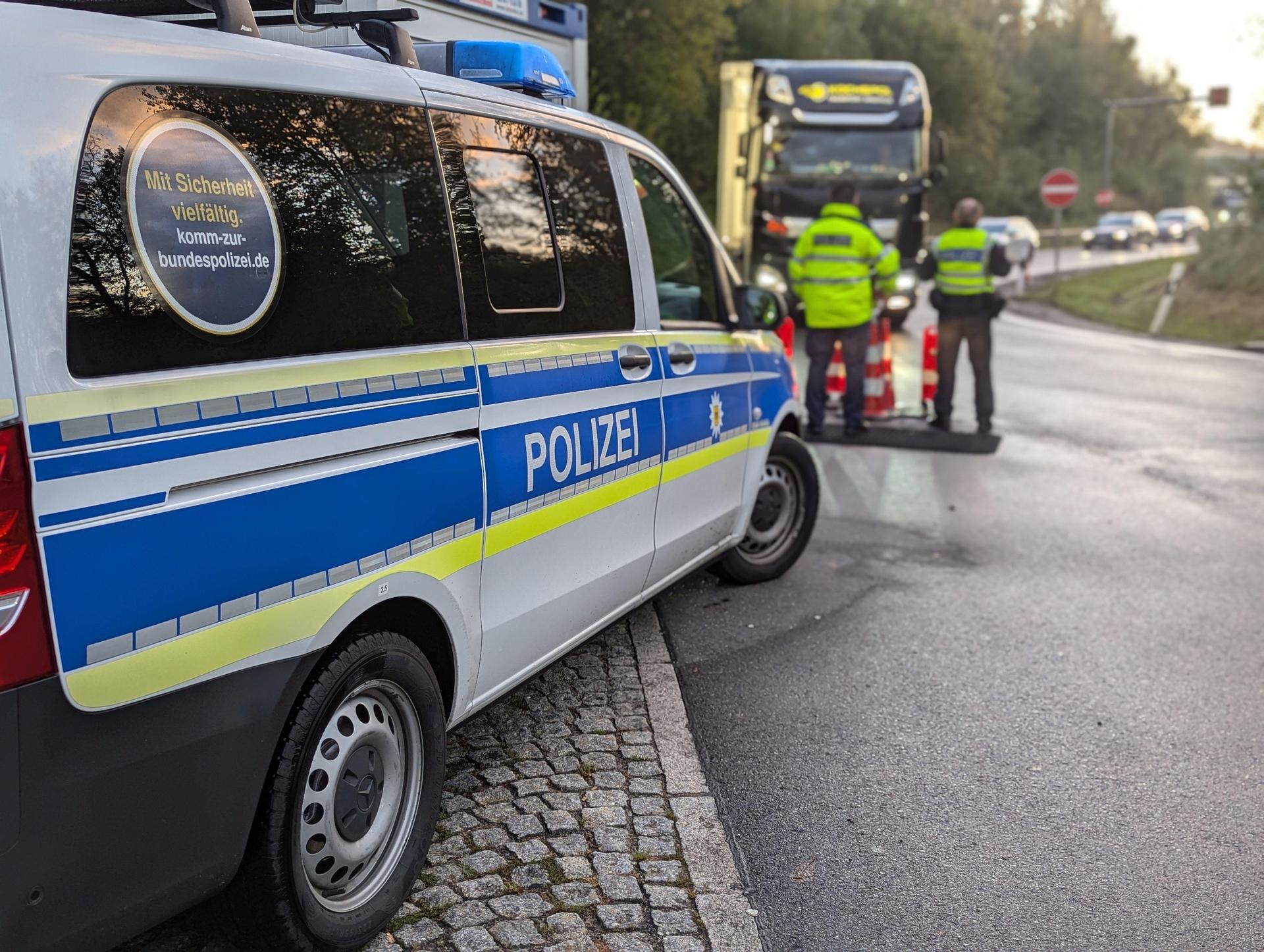 Eine Dreiergruppe wurde bei einer Grenzkontrolle in Waidhaus gestoppt und zurückgewiesen.  (Symbolbild: Bundespolizei)
