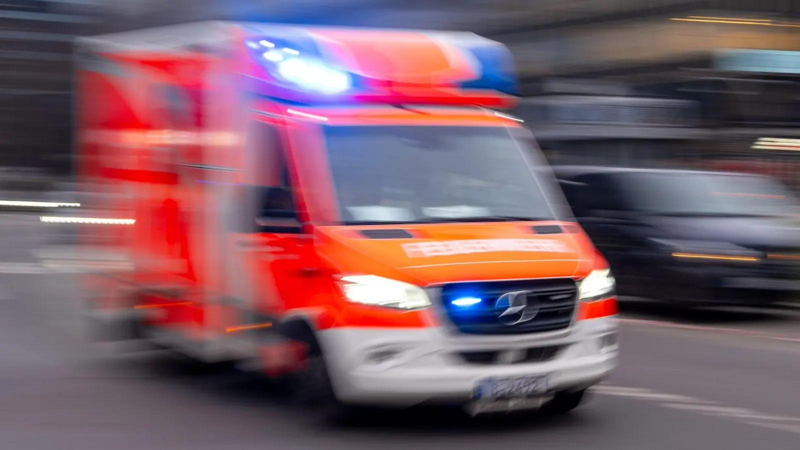 Die Marienstraße war wegen des Ammoniakaustrittes in der Nacht längere Zeit gesperrt. (Symbolbild: Monika Skolimowska/dpa)