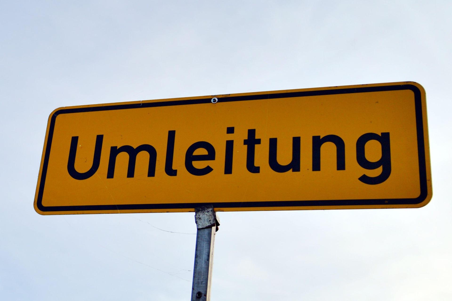 ARCHIV - Ein Verkehrsschild mit der Aufschrift «Umleitung» steht am 26.10.2013 bei Altenburg (Thüringen) an einer Bundesstraße. Thüringen kommt im Bundesverkehrswegeplan nach Meinung der Landesregierung ganz gut weg - zumindest finanziell. Foto: Marc Tirl/dpa (zu dpa «Thüringen will Korrekturen im Bundesverkehrswegeplan» vom 20.05.2016) +++ dpa-Bildfunk +++ (Bild: Marc Tirl)