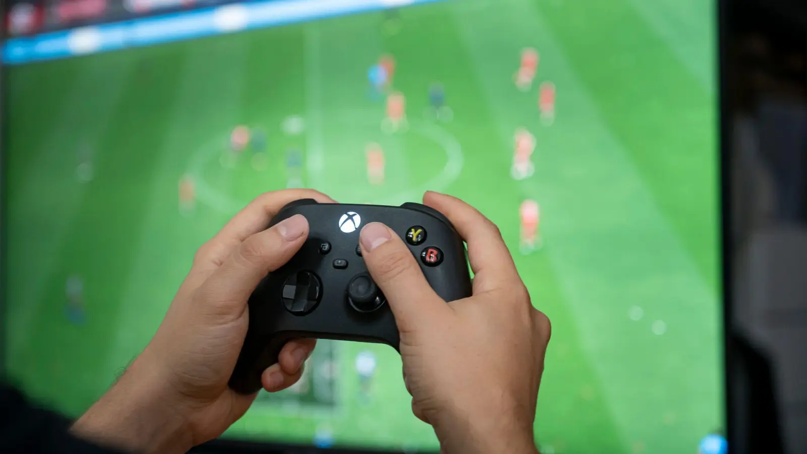 Ran an die Konsole: Gamer greifen immer mehr auf Abo-Dienste zurück. (Symbolbild) (Bild: Fabian Sommer/dpa)