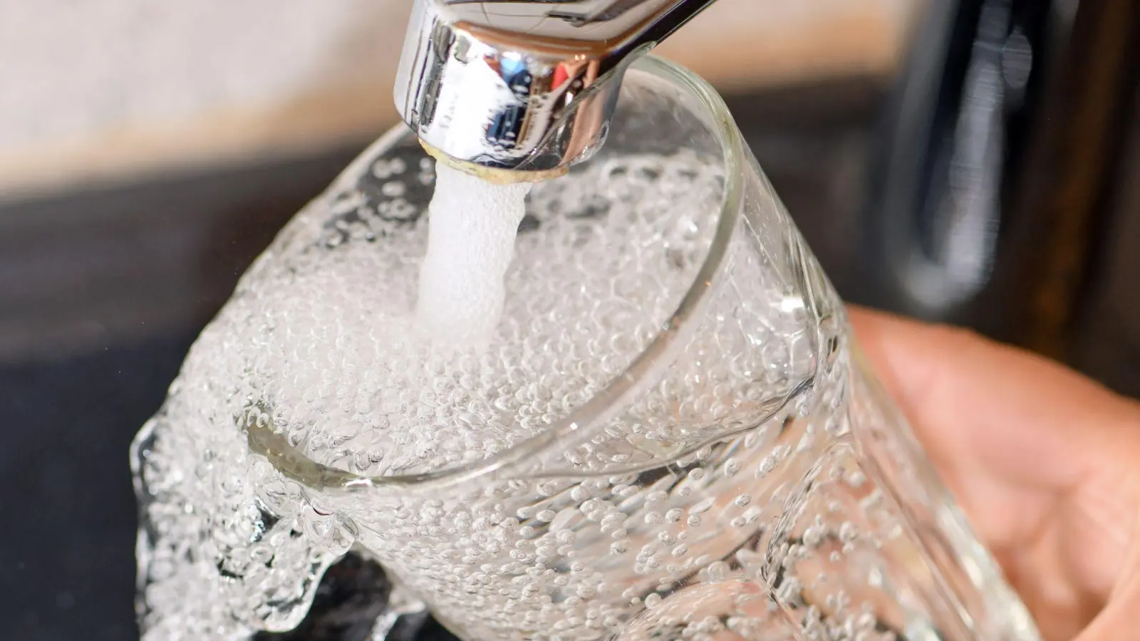 Aufgrund der Belastung des Trinkwassers mit Keimen hat das Gesundheitsamt ein Abkochgebot für das Trinkwasser in Waidhaus ausgesprochen. (Symbolbild: Patrick Pleul/dpa)