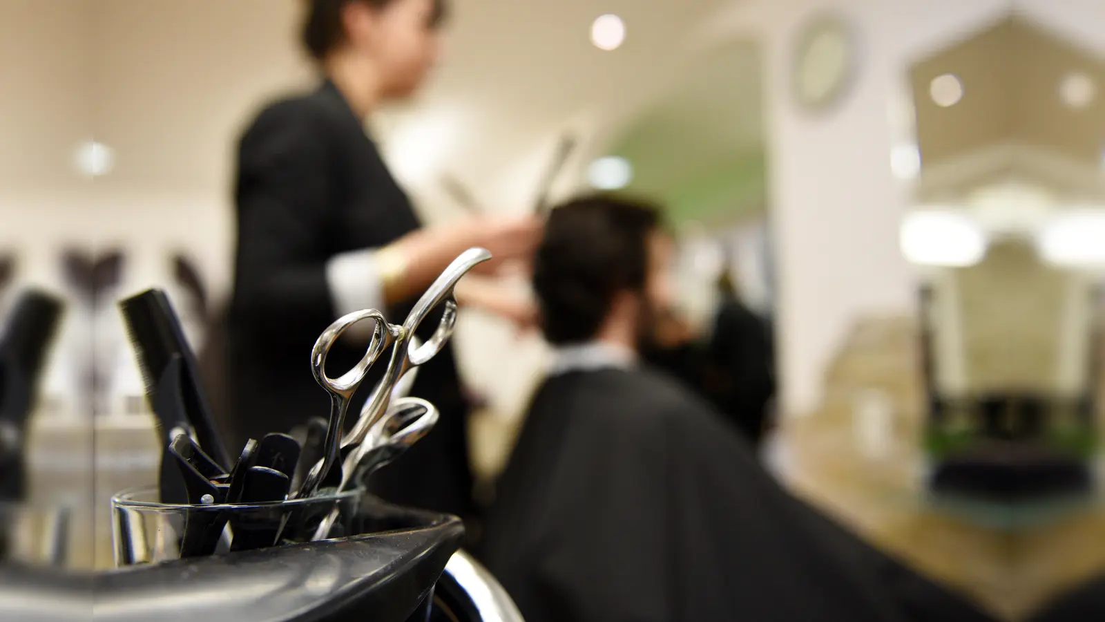 Ein Friseur in Amberg streamt einen Haarschnitt live im Internet. Ein Strafverfahren wird eingeleitet. (Symbolbild: picture alliance/dpa | Angelika Warmuth)