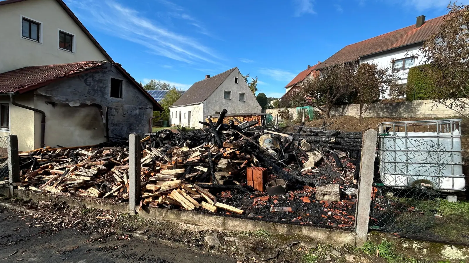 Ein Brand hat in der Nacht zum Dienstag in Kaimling bei Vohenstrauß eine Scheune zerstört.  (Bild: Christine Walbert)