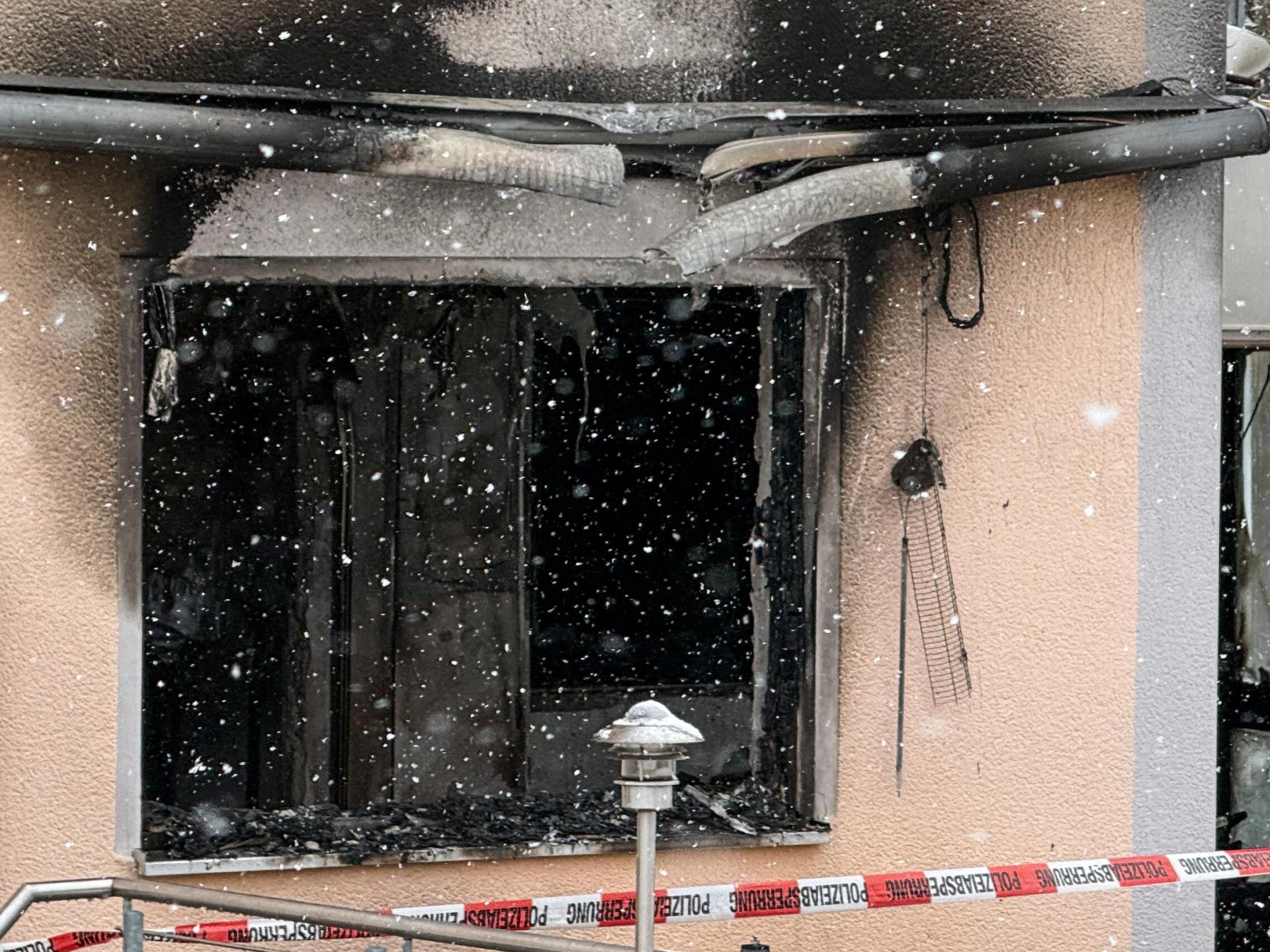 Zwei Verletzte und 400.000 Euro Schaden: Das ist die Bilanz eines Wohnungsbrands in Sulzbach-Rosenberg.  (Bild: Petra Hartl)