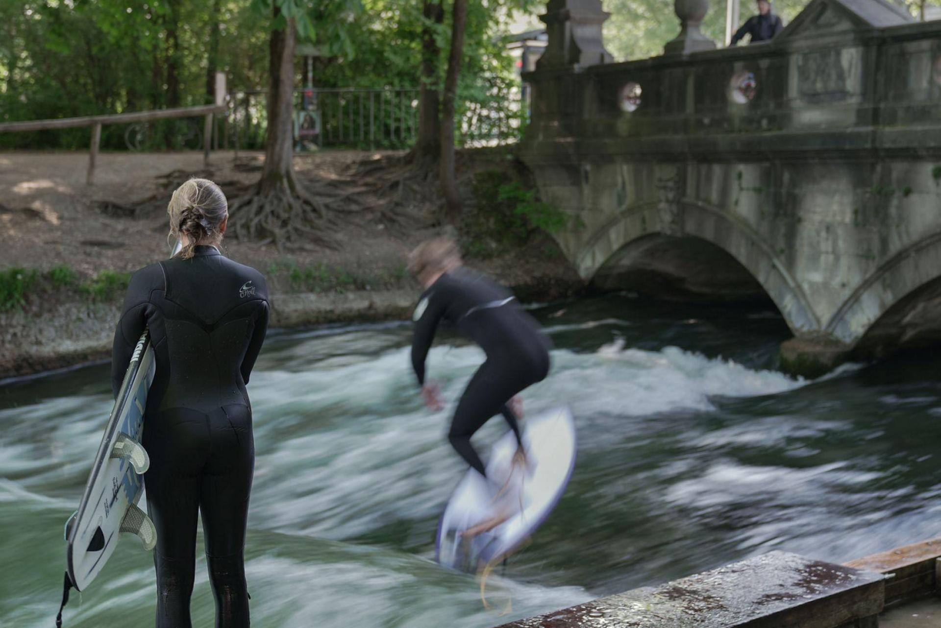 Die Surfer können sich freuen: Die Eisbachwelle ist wieder freigegeben.  (Bild: Ehsan Monajati/dpa)