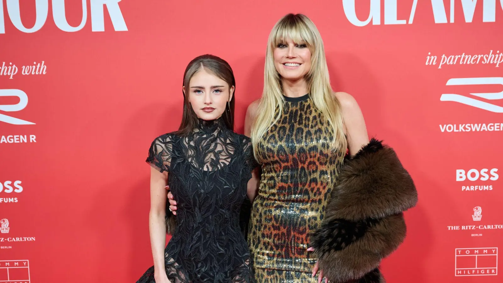 Heidi Klum steht neben ihrer Tochter Leni. (Archivbild) (Bild: Annette Riedl/dpa)