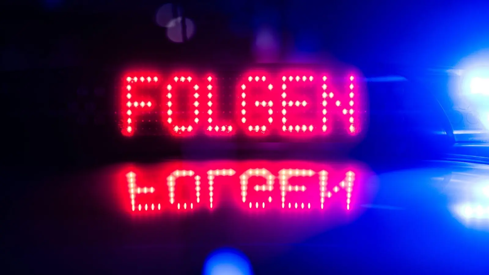 Mit einer gefälschten LED-Anzeige sollen sich Unbekannte als Polizisten ausgegeben und einen 22-Jährigen zum Folgen aufgefordert haben. (Symbolbild) (Bild: Robert Michael/dpa)