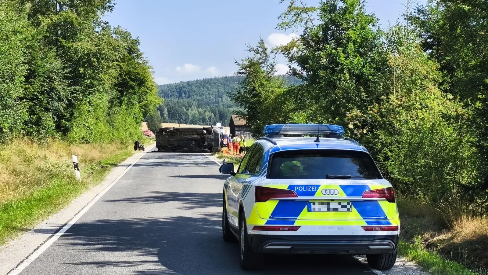Bei einem Verkehrsunfall auf der Kreisstraße NEW 25 nahe Friedersreuth bei Pressath werden am Donnerstag mehrere Menschen verletzt.  (Bild: Jürgen Masching)