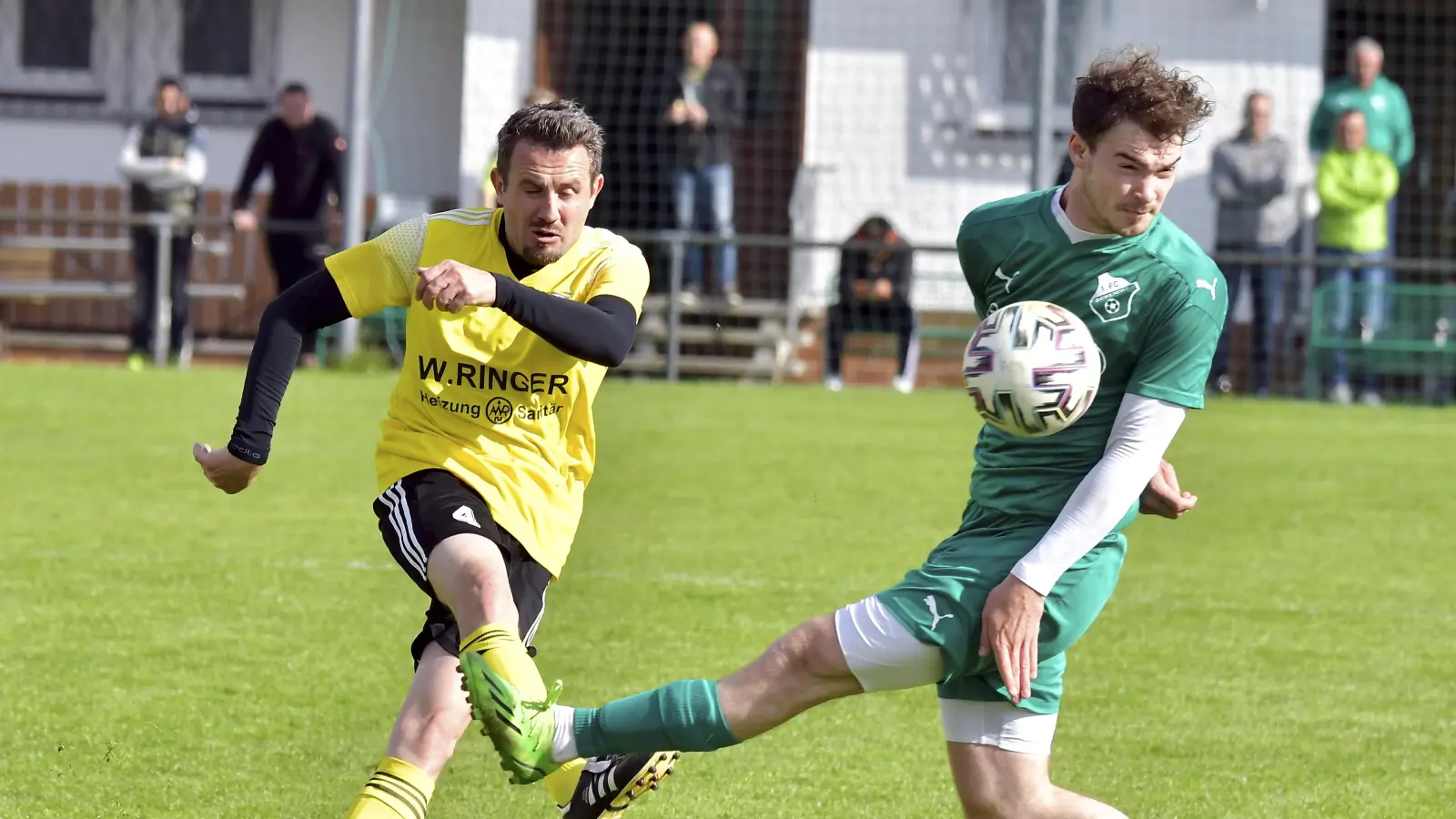 Michael Weiß (rechts) verlässt den 1. FC Schlicht zur kommenden Saison. (Archivbild: Hubert Ziegler)