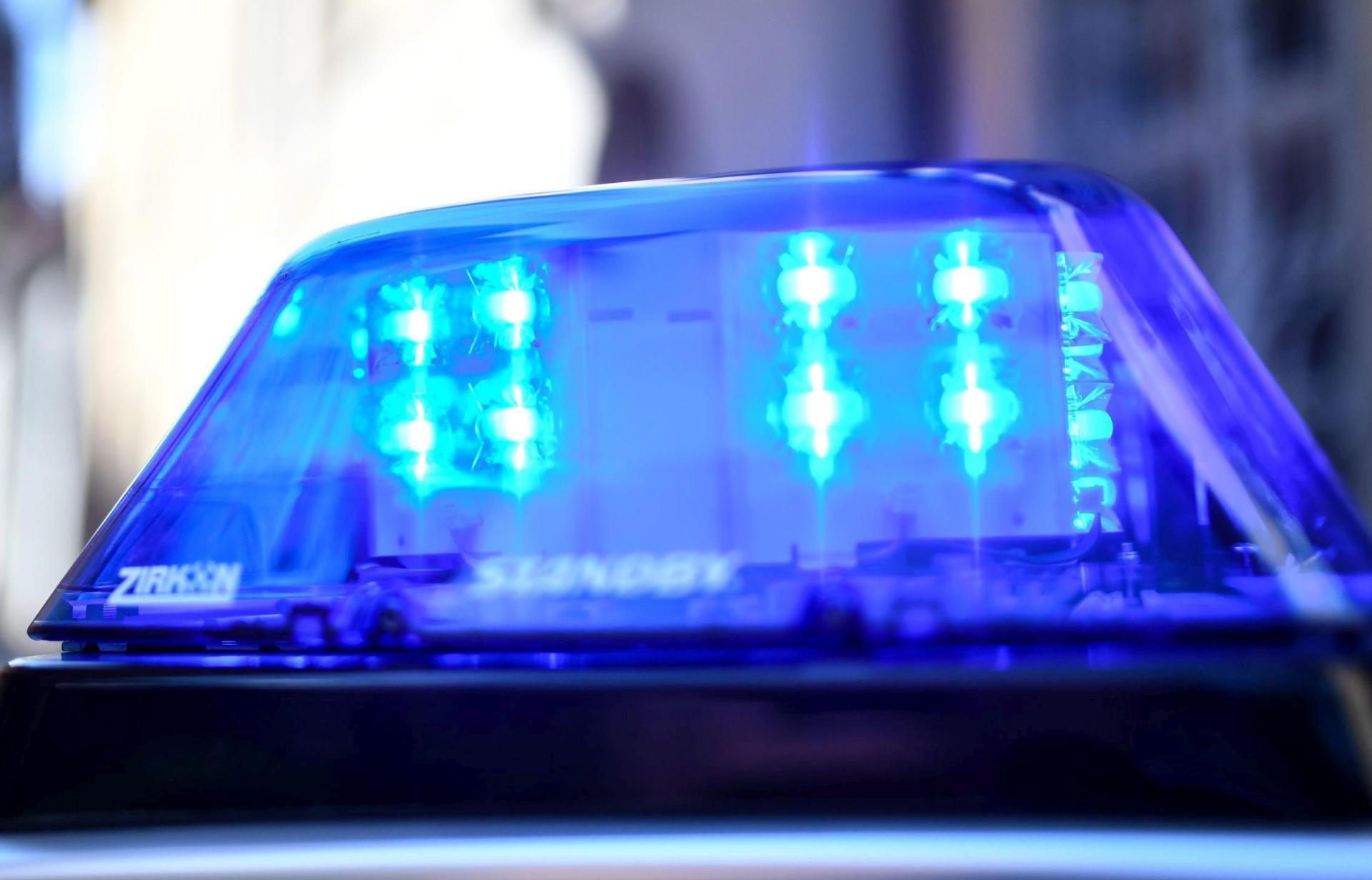 Ein 19-Jähriger aus Neustadt/Waldnaab weicht einem entgegenkommenden Auto aus und prallt gegen die Leitplanke. Der Unfallverursacher flüchtet. (Symbolbild: Patrick Seeger/dpa)