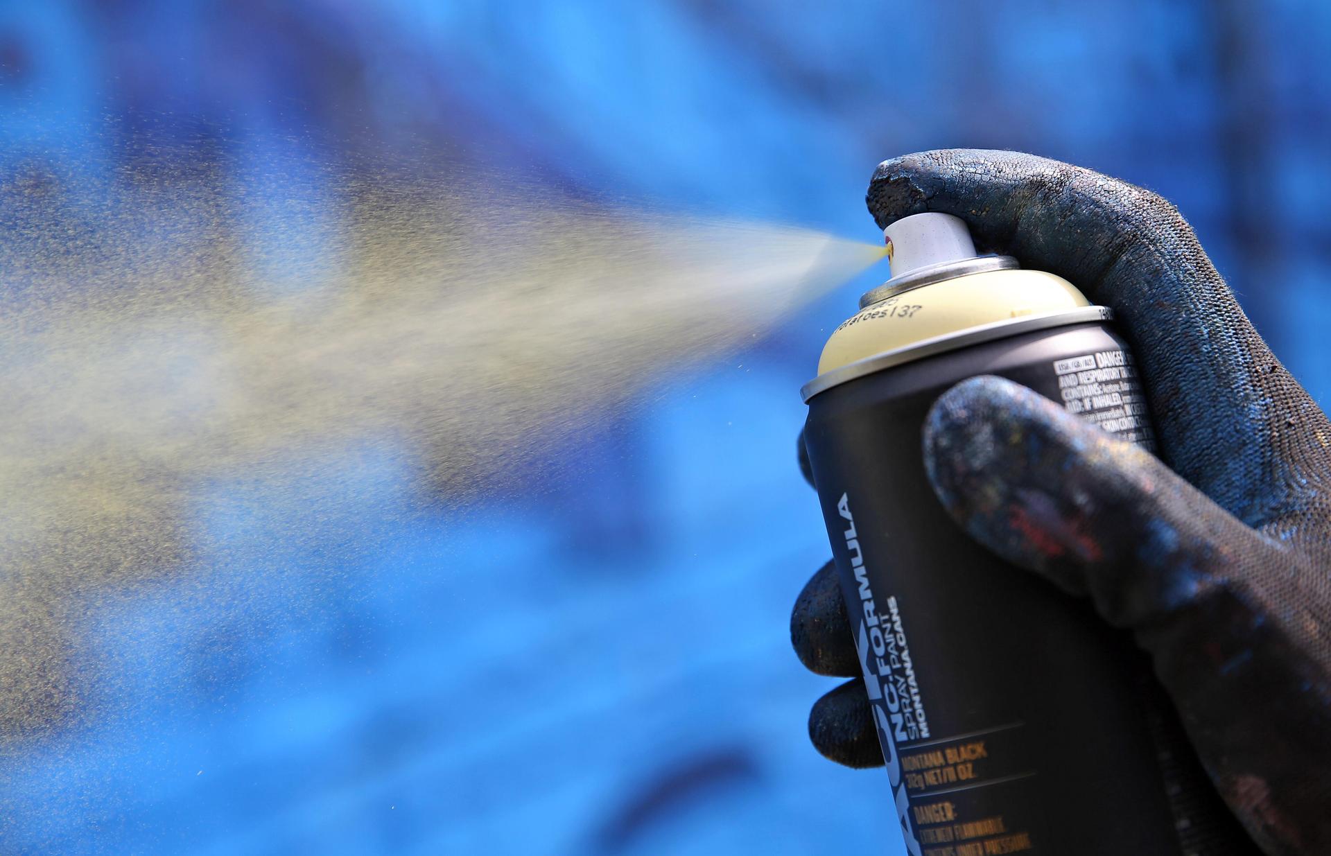 Zwei Jugendliche werden in Amberg beim Anbringen von Graffiti erwischt. Der Schaden beträgt etwa 600 Euro. (Symbolbild: Jan Woitas/dpa)