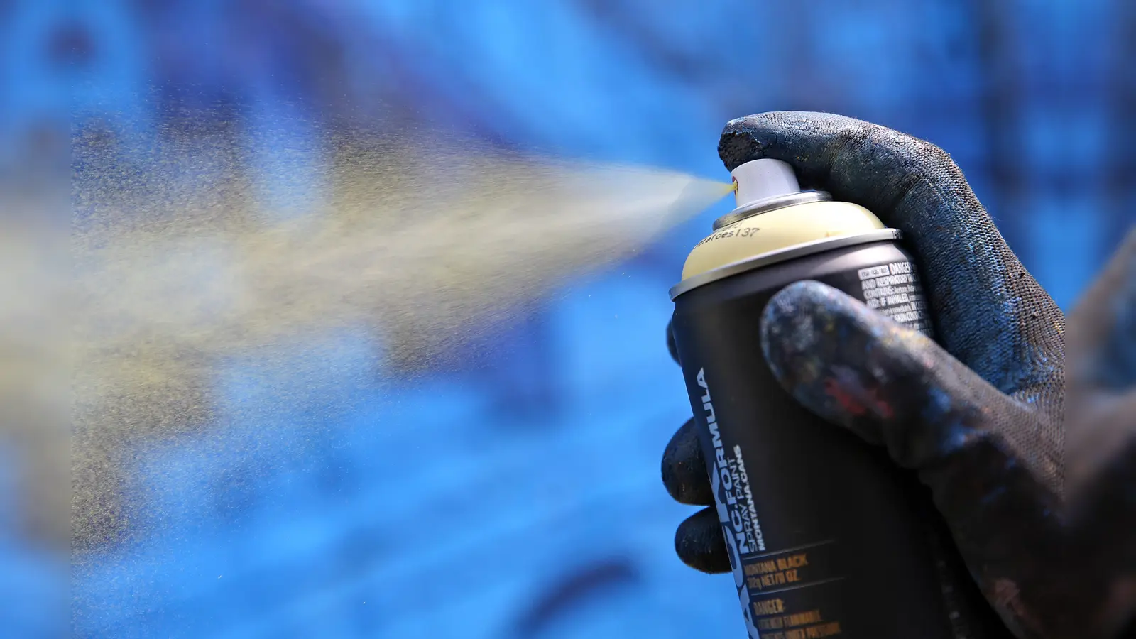 Zwei Jugendliche werden in Amberg beim Anbringen von Graffiti erwischt. Der Schaden beträgt etwa 600 Euro. (Symbolbild: Jan Woitas/dpa)