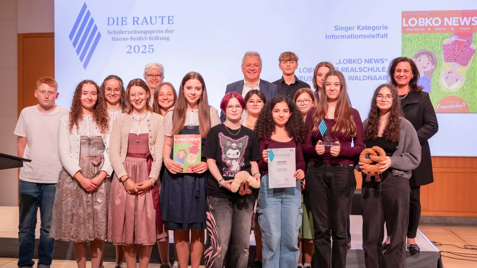 Das Team von „Lobko News” mit Vorsitzendem Markus Ferber, MdEP (hinten, Mitte), und Ute Eiling-Hütig, MdL (hinten, rechts), bei der Preisverleihung in München. (Bild: HSS/Gumberger )