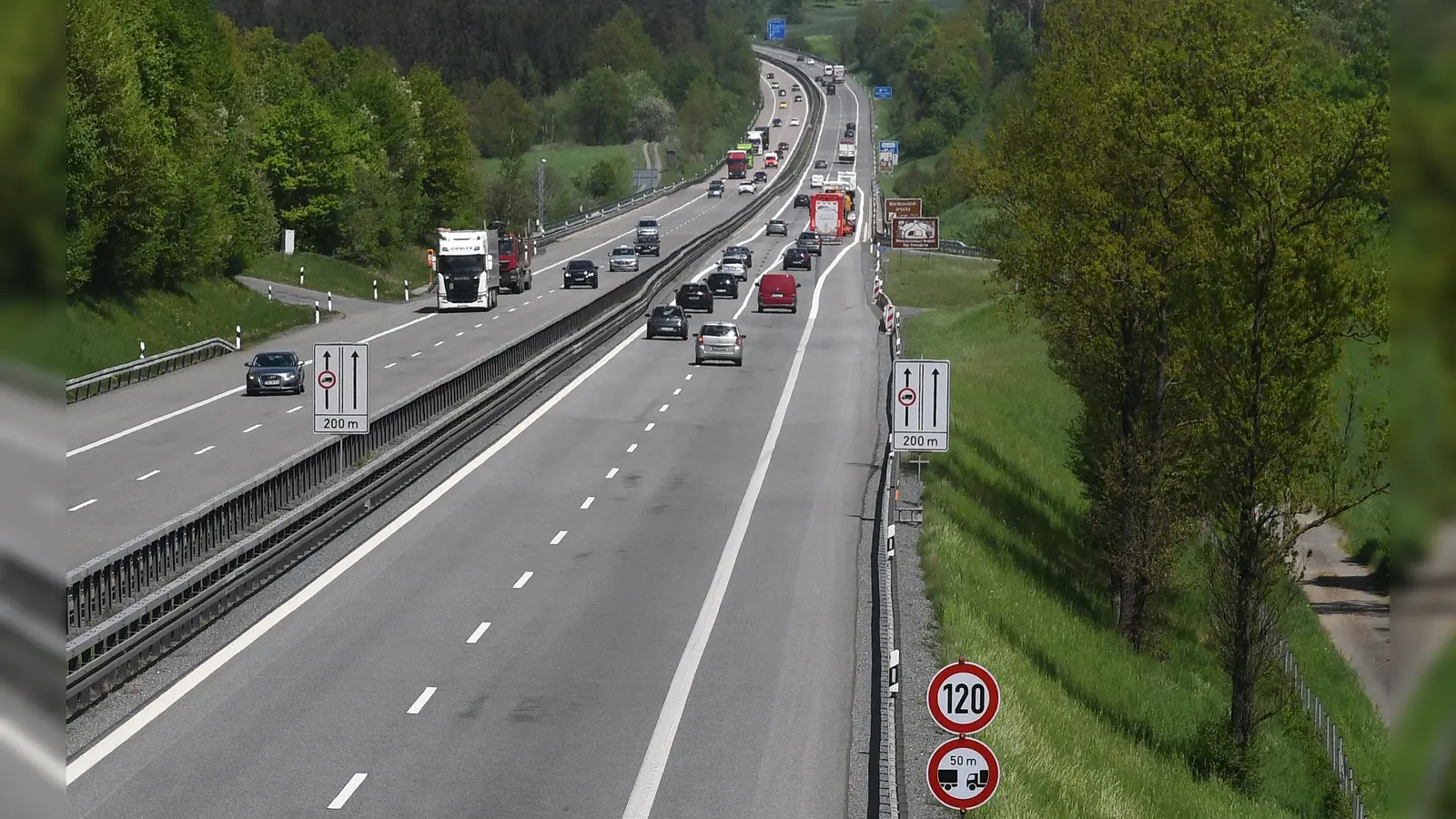 An der Waldnaabtalbrücke auf der A93 werden die Fahrspuren Richtung Hof verlegt. (Archivbild: Gabi Schönberger)