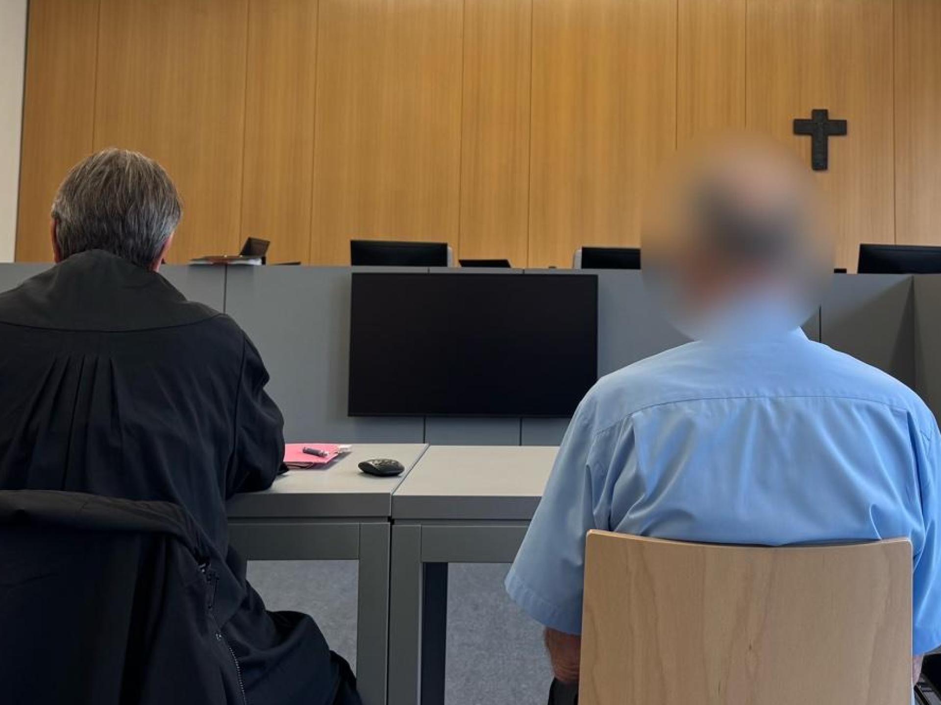 Ein 68-jähriger Busfahrer muss sich vor dem Schöffengericht am Amtsgericht Weiden verantworten. Er fuhr den Bus, der am 29. August 2025 an der Autobahnausfahrt Weiden-Frauenricht verunglückte. 23 Personen wurden verletzt.  (Bild: Stefanie Tretter)
