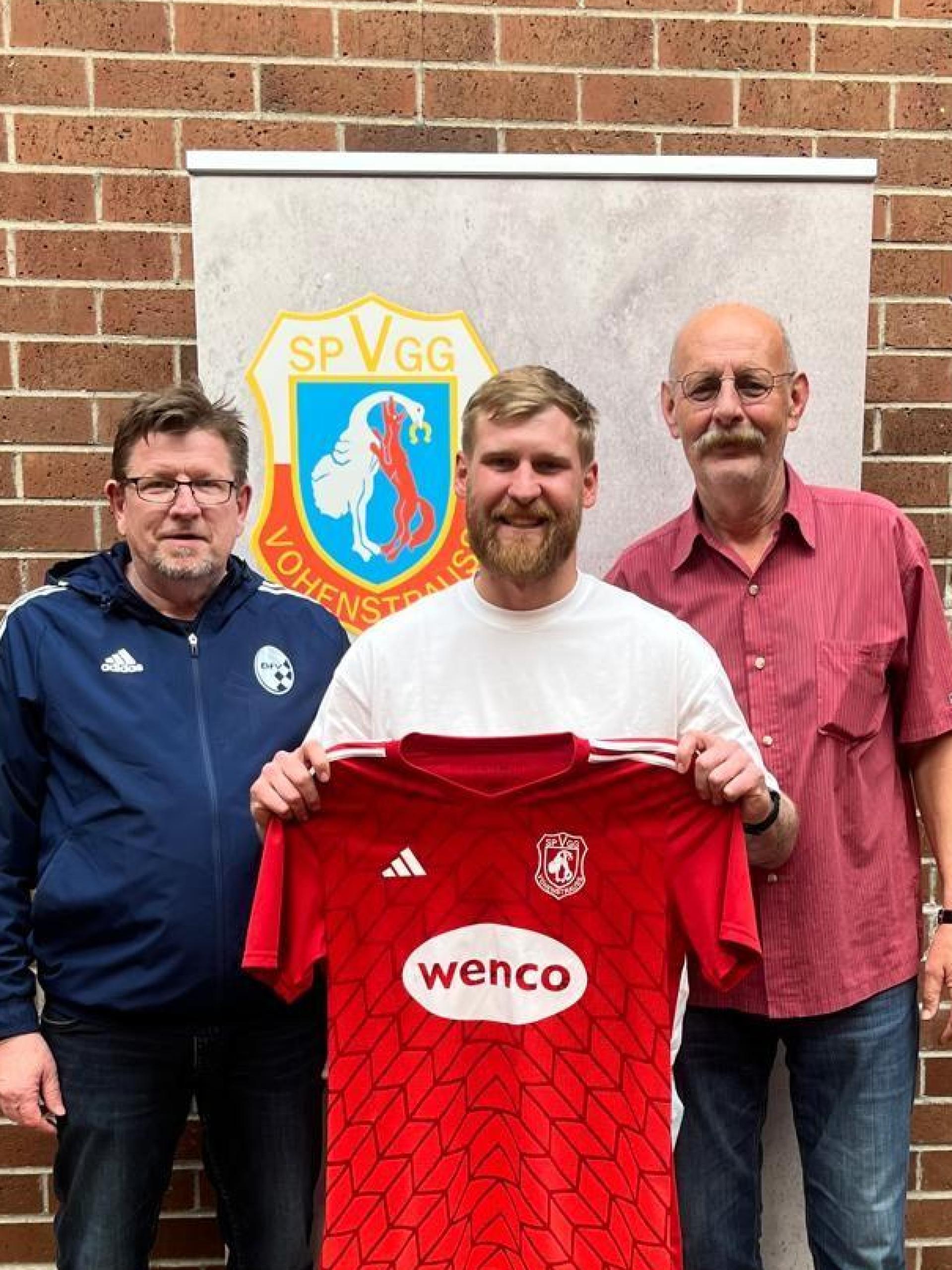 Lukas Mudra (Mitte) wird wieder das Trikot der SpVgg Vohenstrauß tragen. Sportlicher Leiter Stefan Linz (links) und Harald Scheck freuen sich.  (Bild: SpVgg Vohenstrauß)