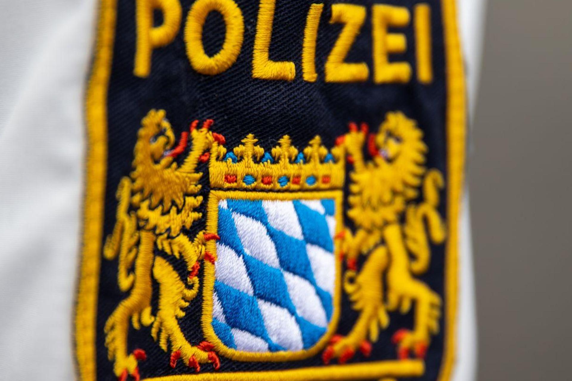 Die Polizei hat in Sulzbach-Rosenberg einen 60-Jährigen erneut ohne gültige Fahrerlaubnis gestoppt. (Symbolbild: Daniel Karmann/dpa)