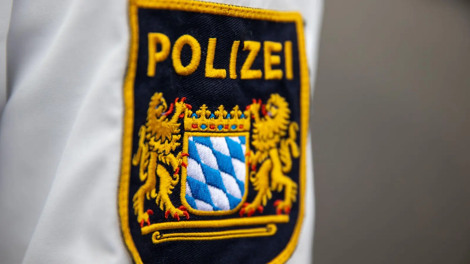 Die Polizei hat in Sulzbach-Rosenberg einen 60-Jährigen erneut ohne gültige Fahrerlaubnis gestoppt. (Symbolbild: Daniel Karmann/dpa)