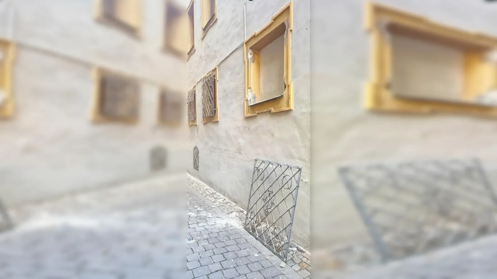 Unbekannte haben in der Rathausstraße in Amberg ein Fenstergitter herausgerissen und einen Schaden von etwa 2000 Euro verursacht. (Bild: PI Amberg)