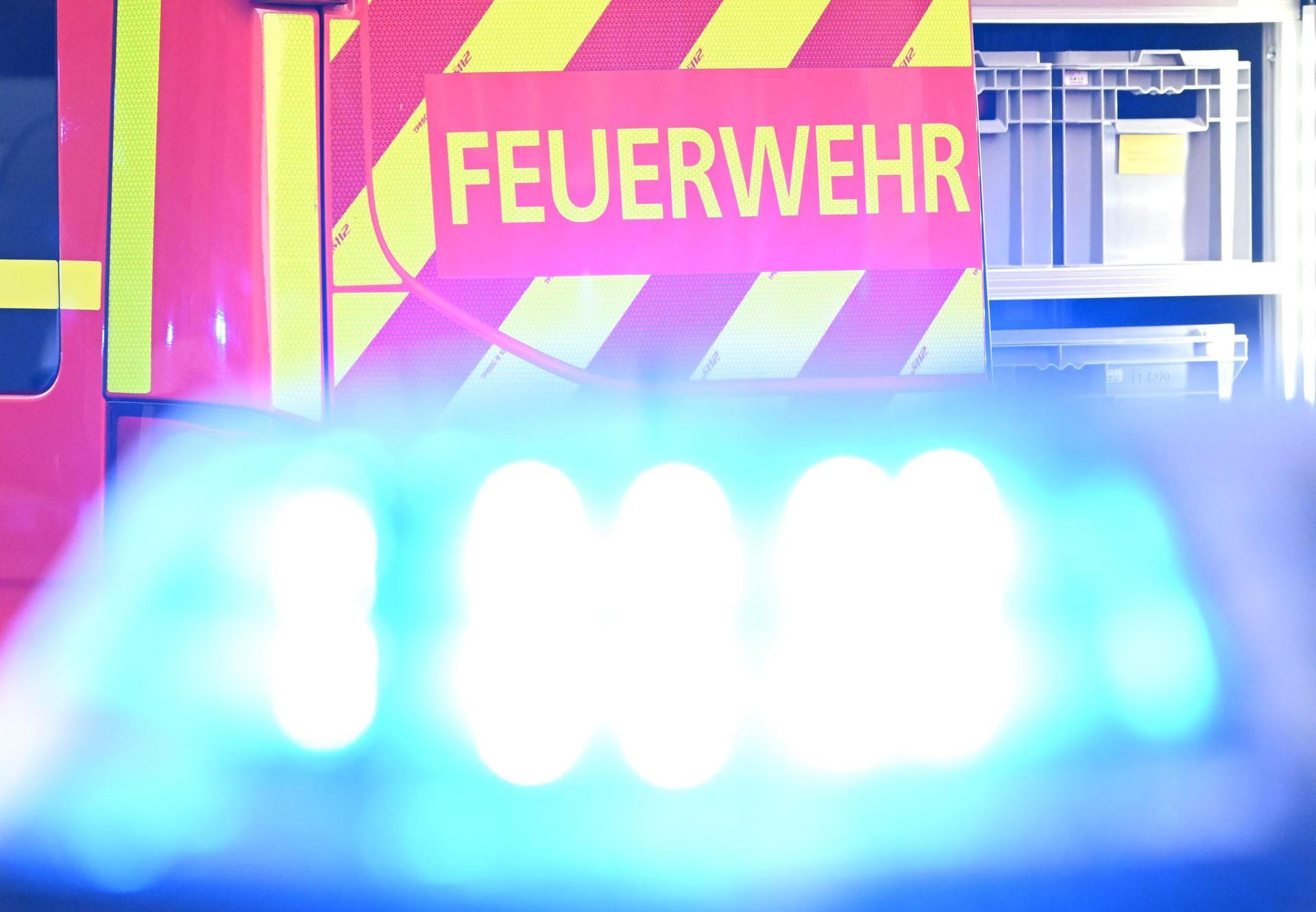 Im Industriegebiet in Luhe-Wildenau kam es am Sonntagabend zu einem Einsatz. Aluminiumschlacke hatte reagiert und dabei Rauch entwickelt. (Symbolbild: Bernd Weißbrod/dpa)