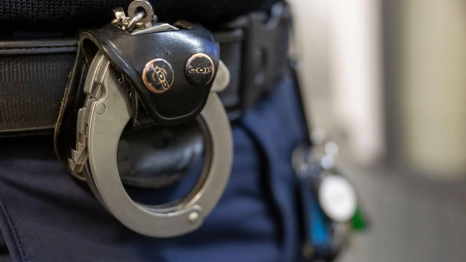 Der 17-Jährige wurde vorläufig festgenommen. (Symbolbild) (Bild: Peter Kneffel/dpa)