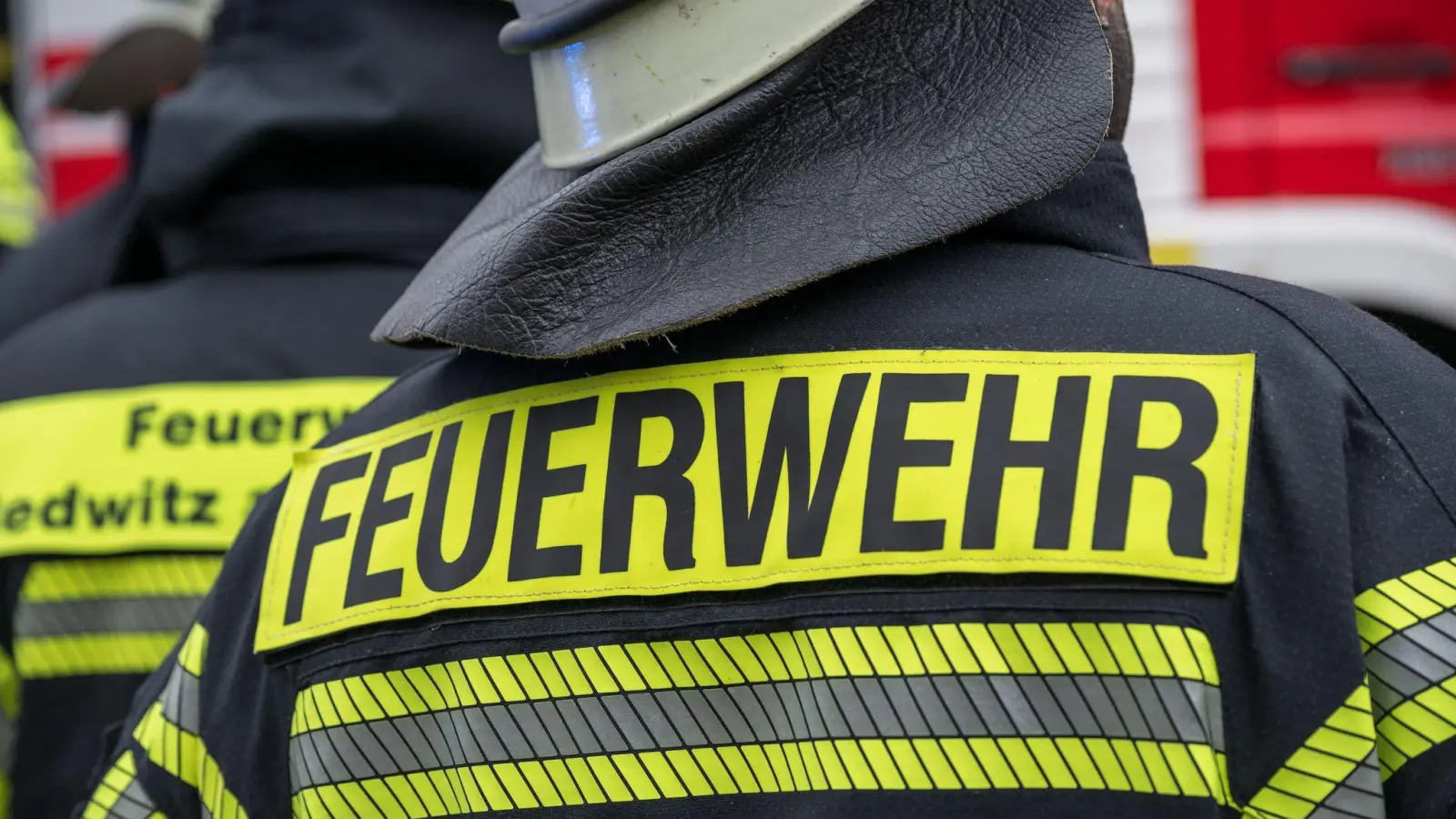 Bei Pfrentsch gerät ein Waldstück am Samstag in Brand. (Symbolbild: Daniel Vogl/dpa)