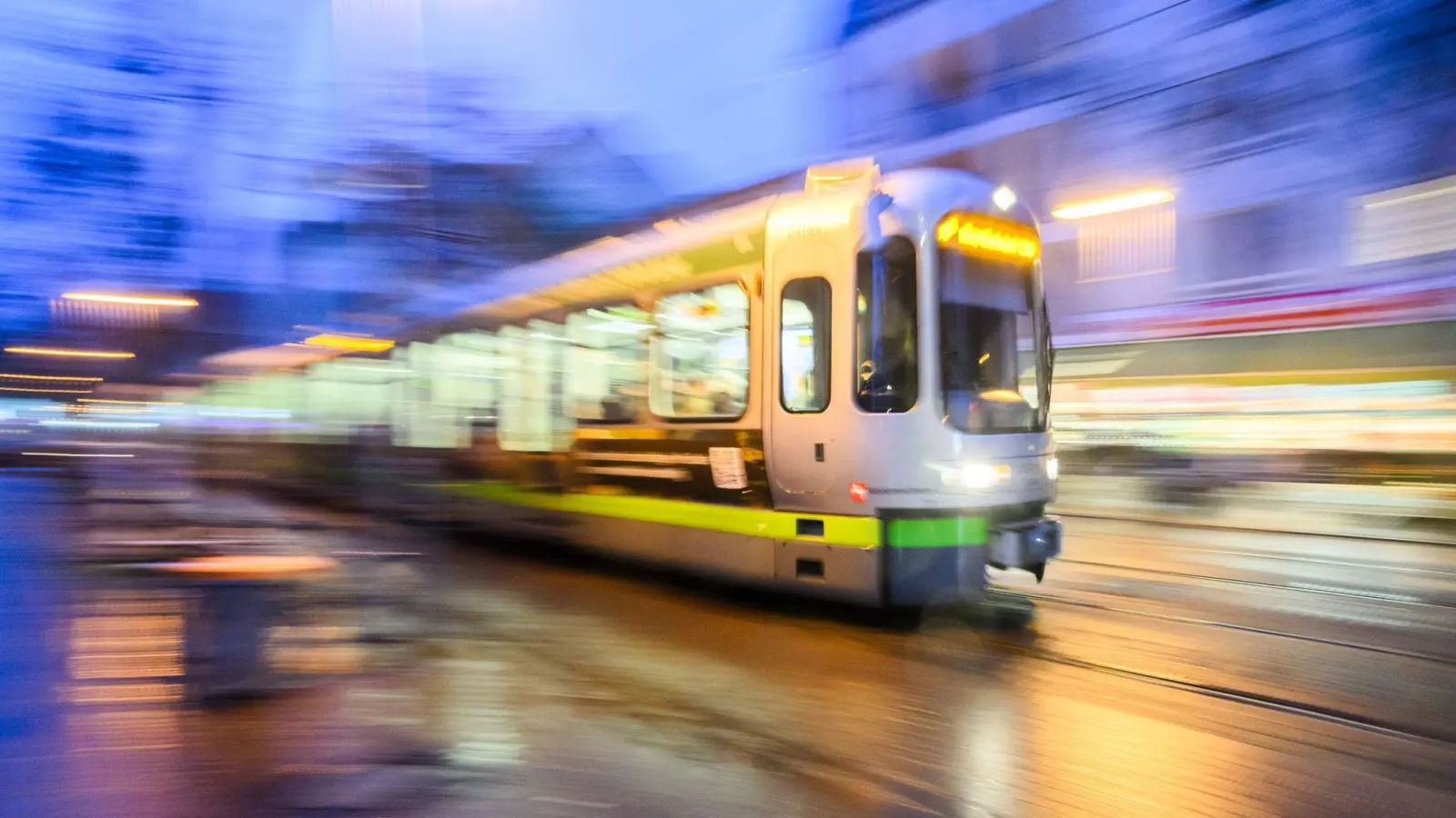 Nach einem Bürgerentscheid steht fest: In Regensburg wird es in Zukunft keine Straßenbahn geben.  (Bild: Julian Stratenschulte/dpa)
