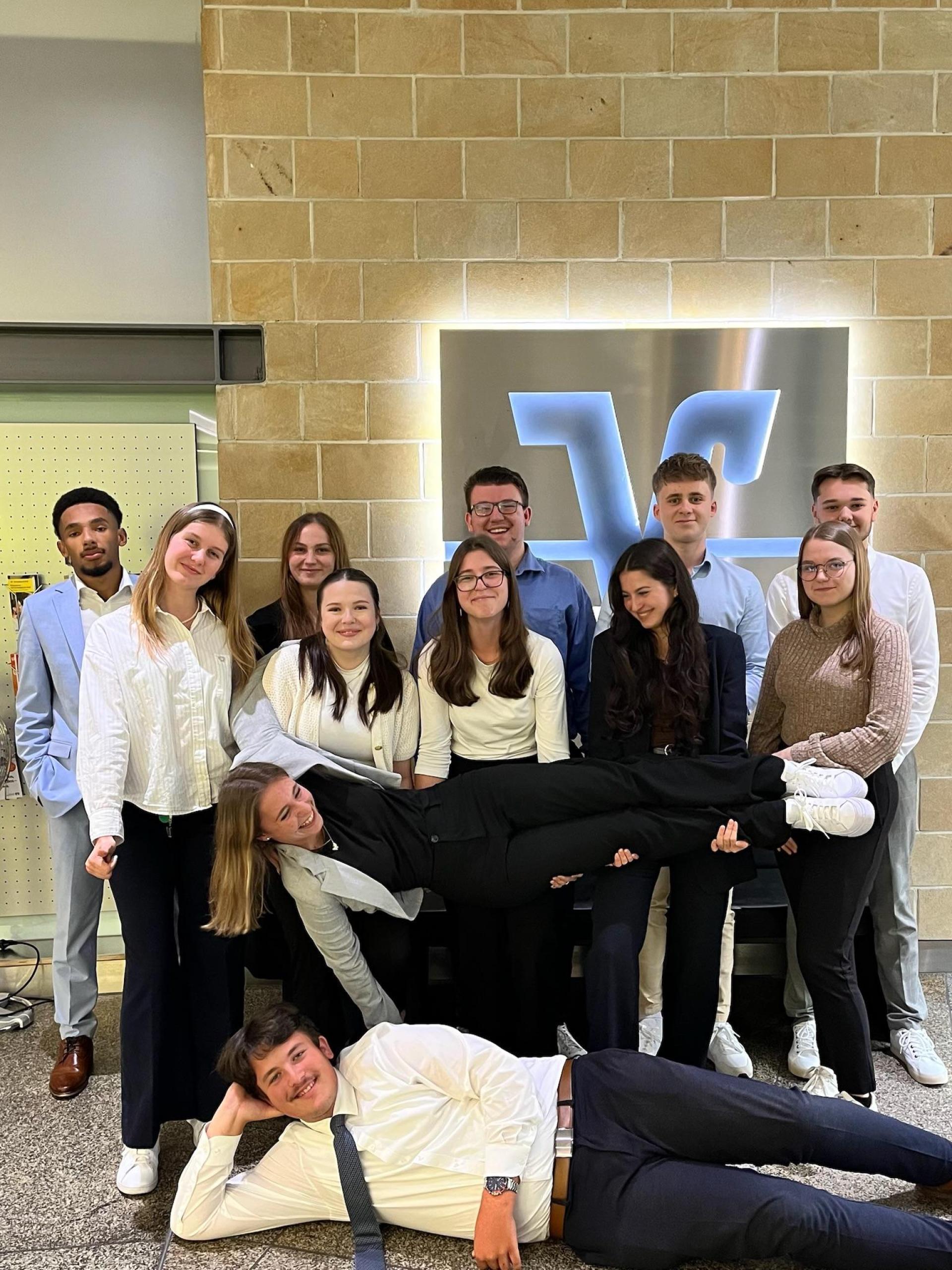 Voll motiviert: Die Azubis der VR Bank aus dem 2. und 3. Lehrjahr starten in der Filiale Sebastianpassage durch. (Bild: exb/VR-Bank)