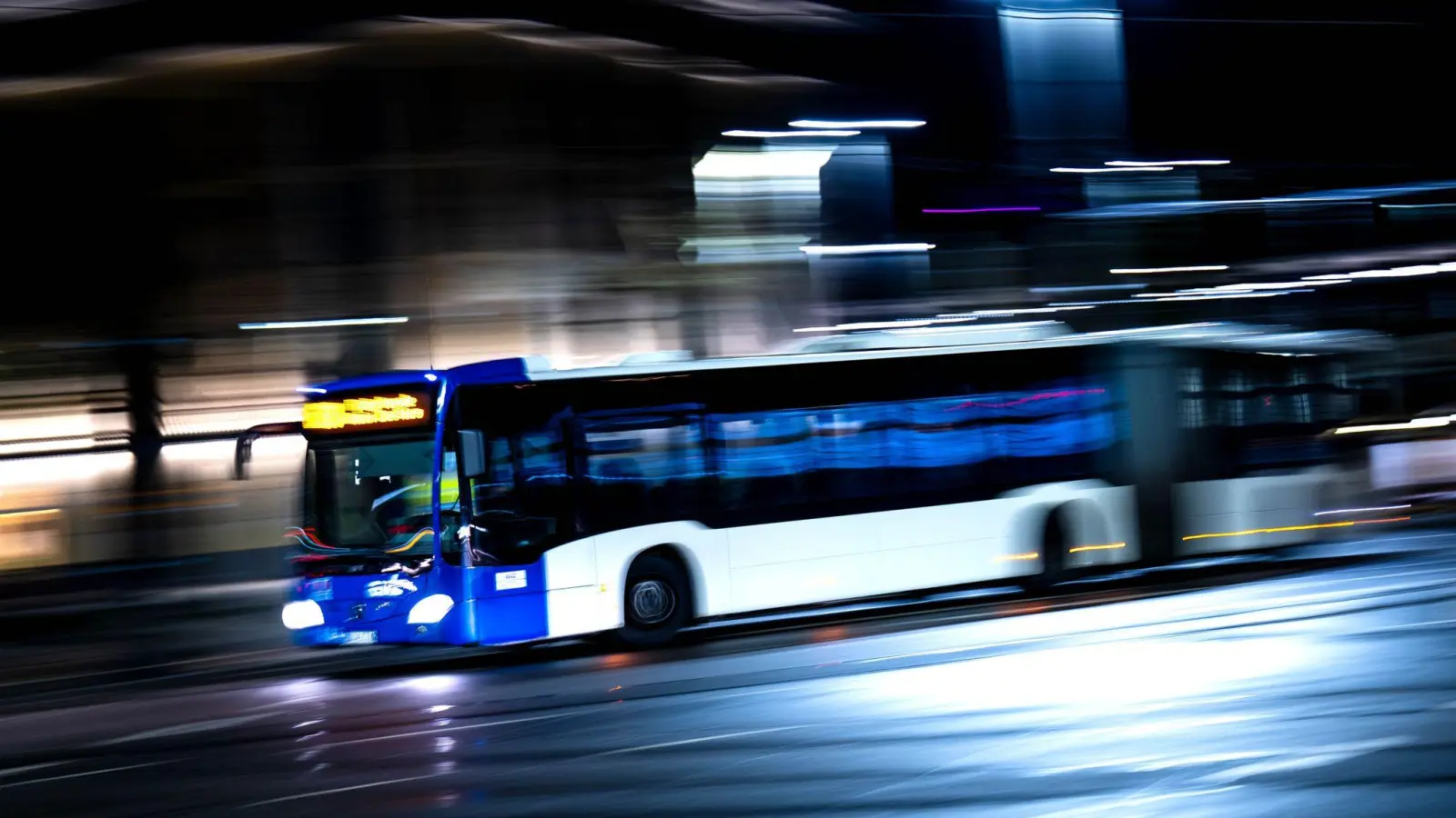 Die Ortsdurchfahrt in Wolfsbach ist wieder offen, die Busse verkehren wieder nach Fahrplan.  (Symbolbild: Sina Schuldt/dpa)