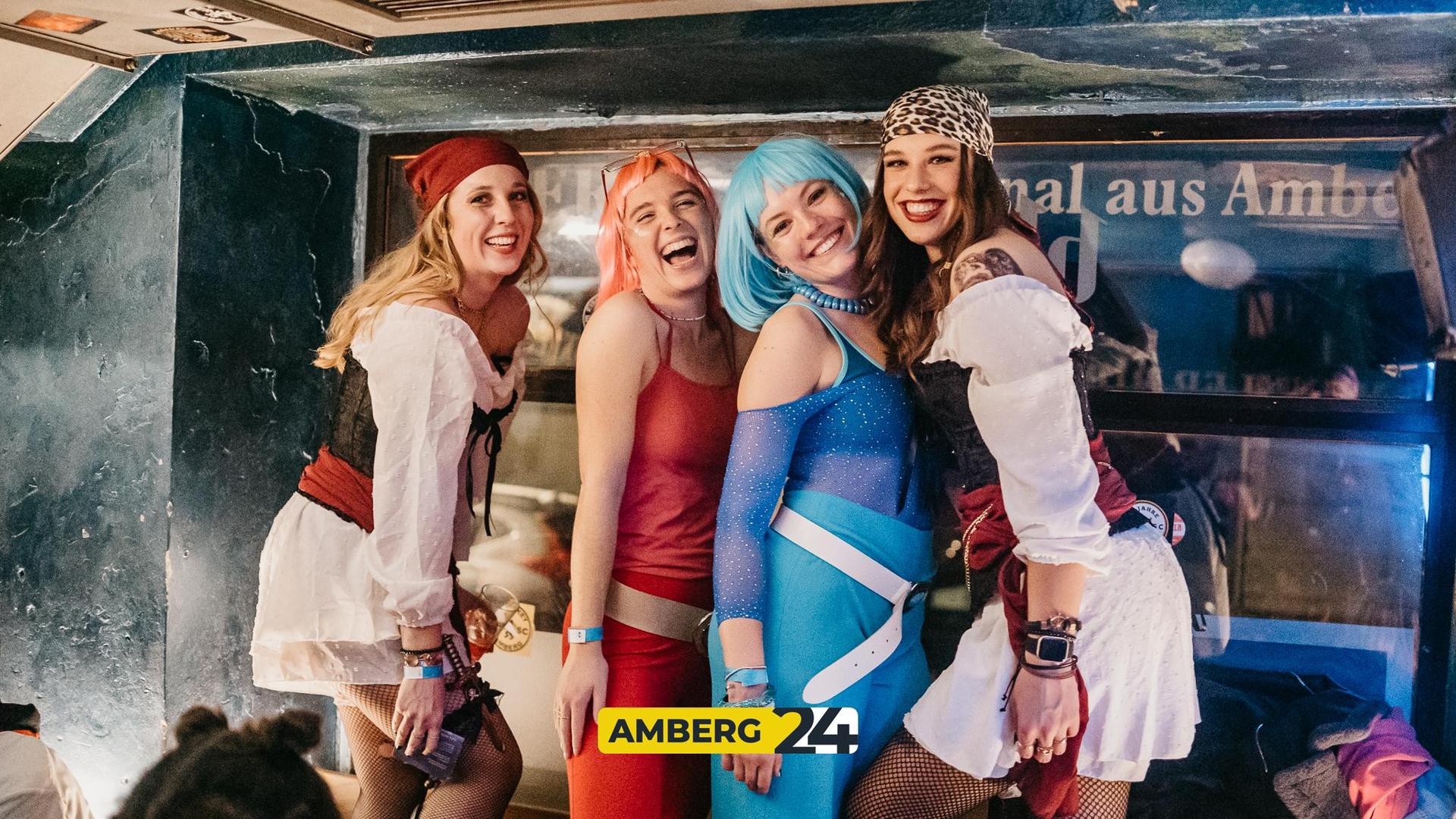 Auch im Blauen Haus waren am Donnerstag die Hexen los.  (Bild: Mario Donhauser)