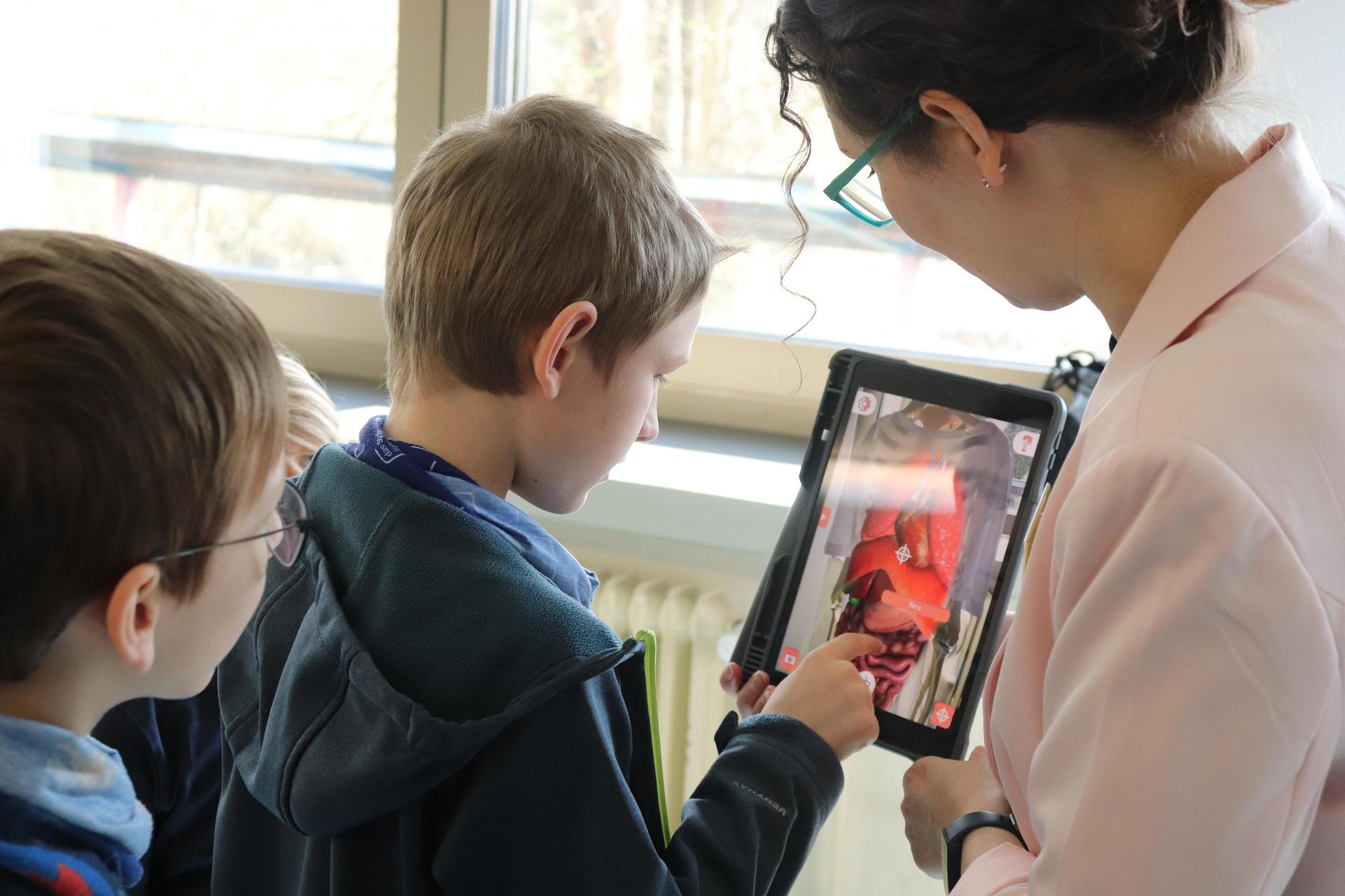 Beim Tag der offenen Tür am Augustinus-Gymnasium Weiden haben die Schüler die Möglichkeit, auf vielfältige Weise die Schule kennenzulernen.  (Archivbild: Augustinus-Gymnasium Weiden)