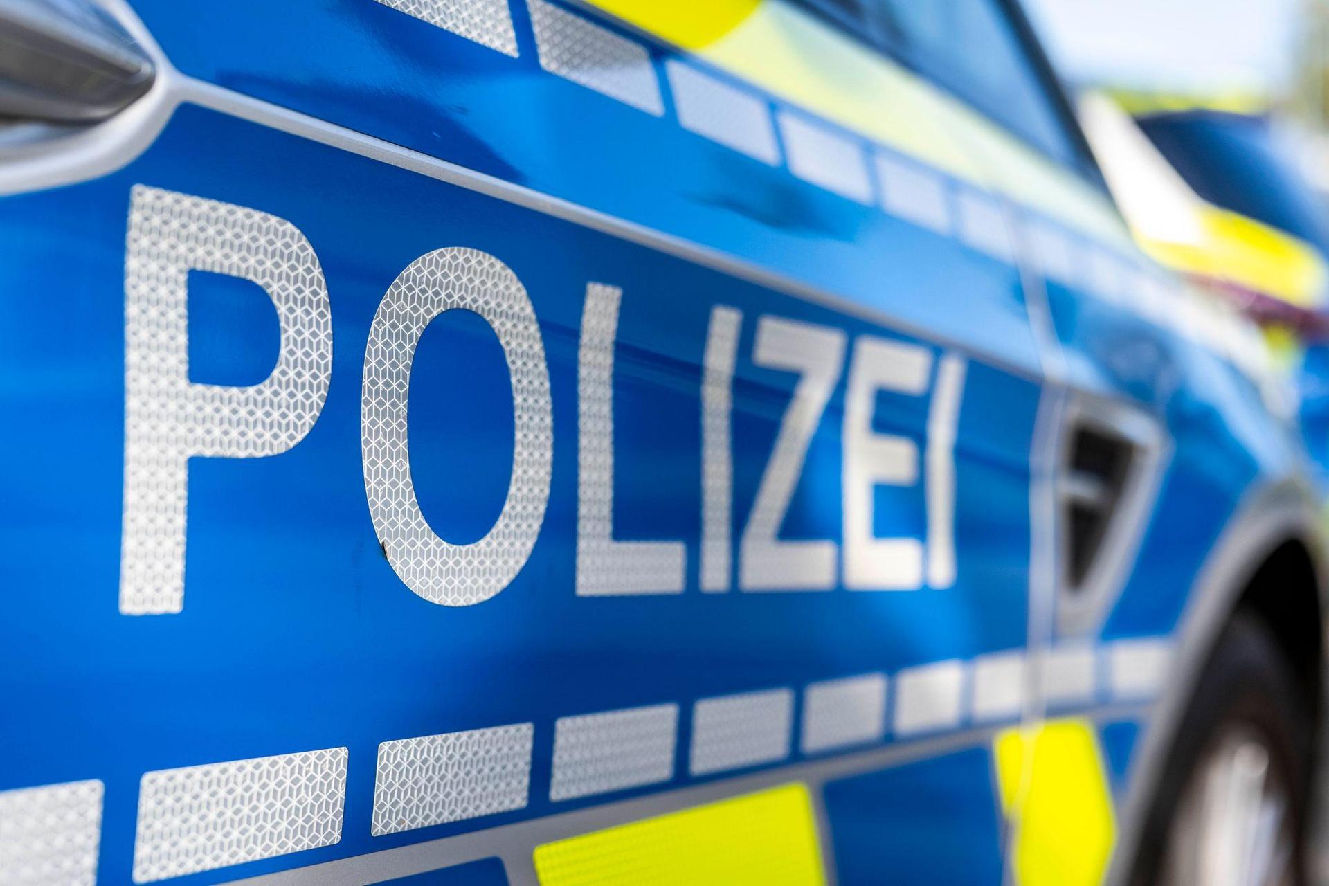 Zwei Menschen wurden bei einem Autounfall auf der AS 3 bei Illschwang verletzt. (Symbolbild: David Inderlied/dpa)