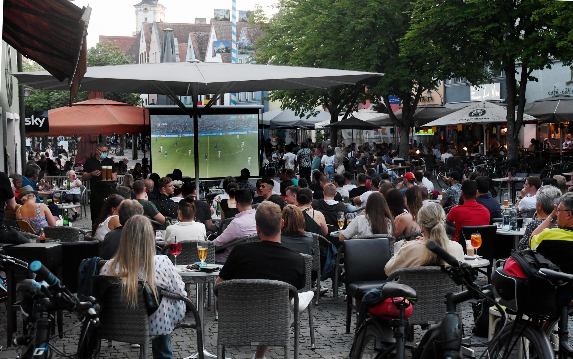 So sah das Public Viewing in der Weidener Fußgängerzone bei der Euro 2020 aus. (Bild: Gabi Schönberger)