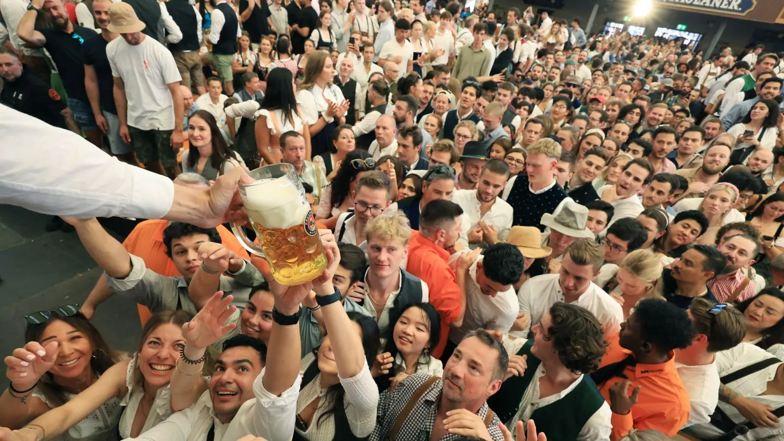 In der Enge der Bierzelte verbreiten sich Viren besonders leicht. (Archivbild)  (Bild: Karl-Josef Hildenbrand/dpa)