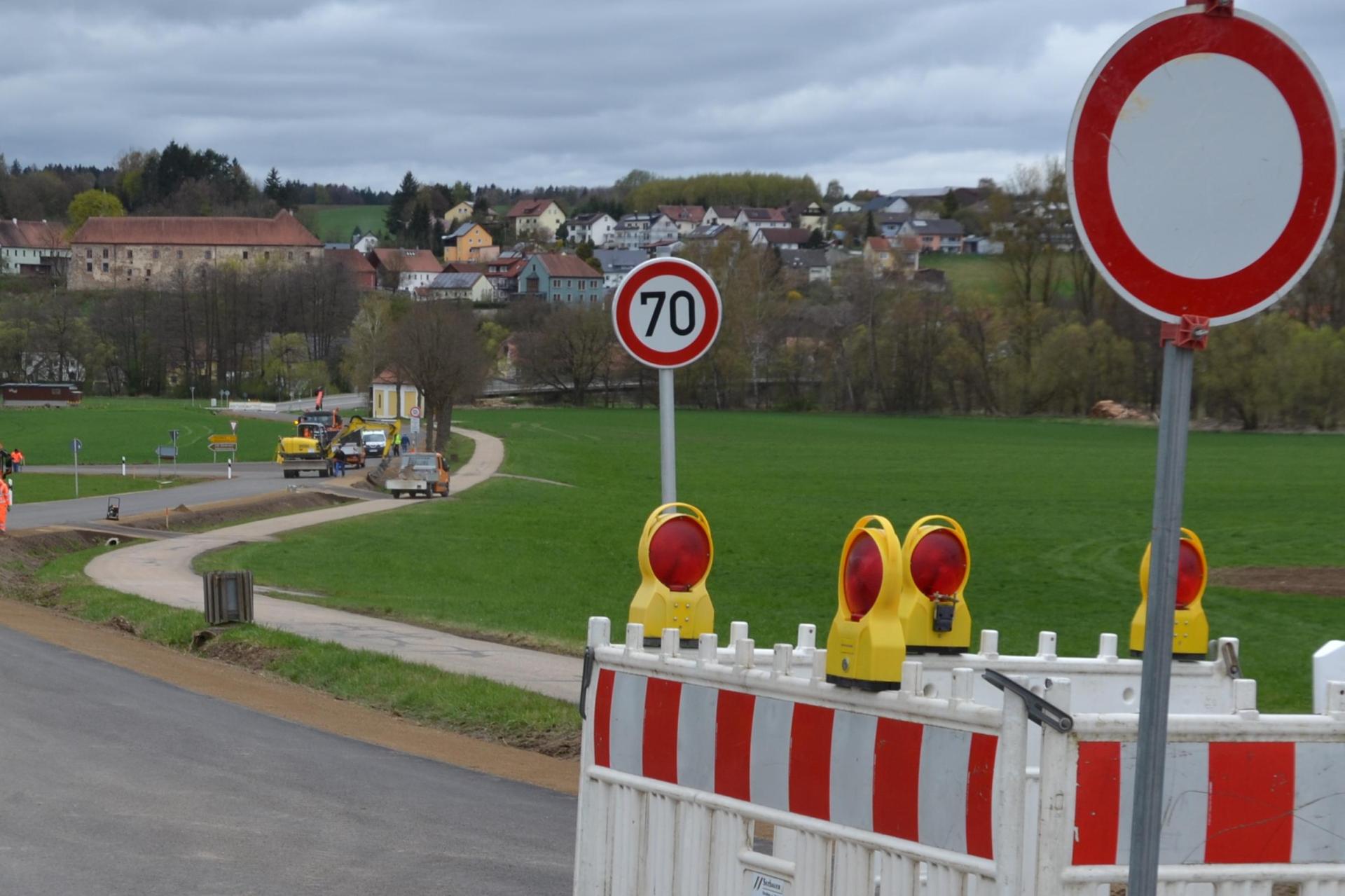 Die Kreisstraße NEW 37 zwischen Burgtreswitz und Moosbach ist fast fertig saniert. Ab 1. Mai kann die Kreisstraße wieder befahren werden. (Bild: gi)