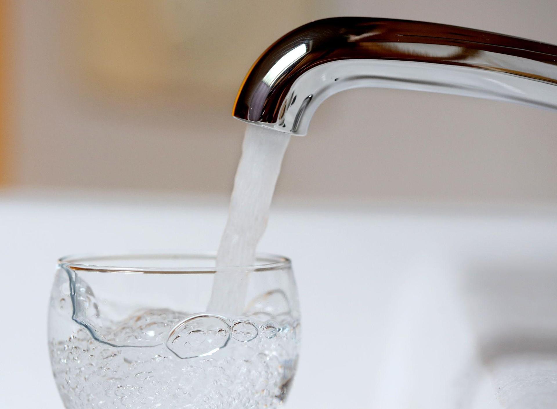 Das Trinkwasser in Waidhaus muss nicht mehr abgekocht werden. (Symbolbild: Roland Weihrauch/dpa)