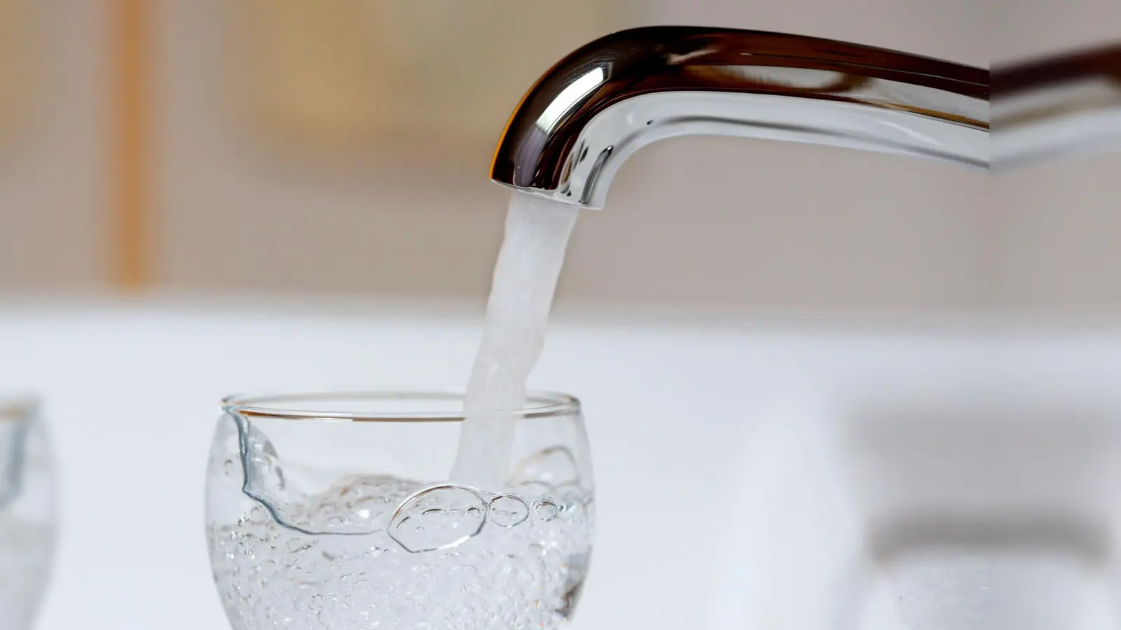 Das Trinkwasser in Waidhaus muss nicht mehr abgekocht werden. (Symbolbild: Roland Weihrauch/dpa)