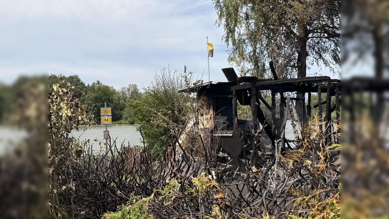 Von den verbrannten Campingwagen am Rußweiher blieb nach dem Feuer wenig übrig. Die Ermittler schließen ihre Arbeit nun ab. (Archivbild: Gabi Schönberger)