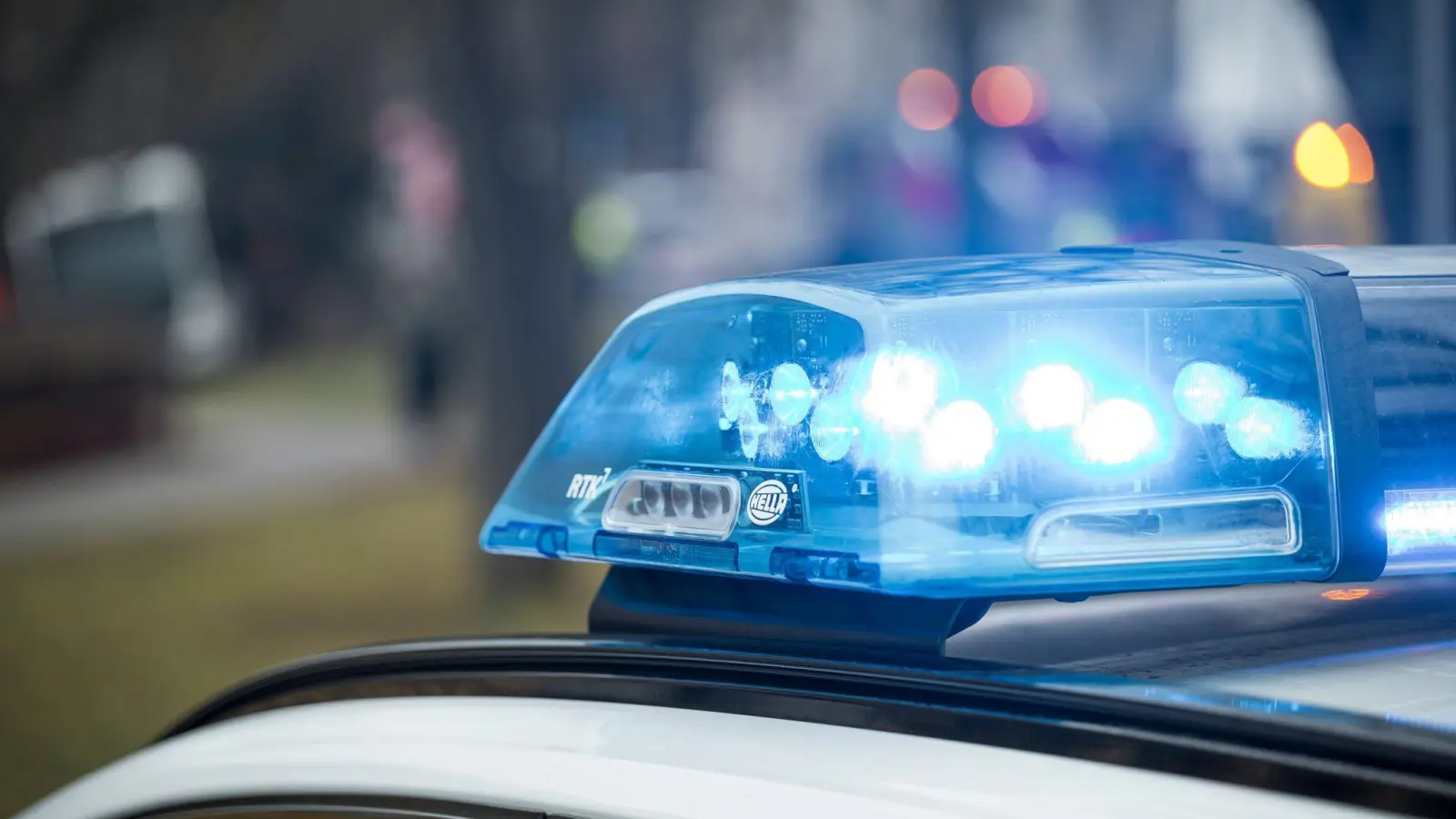 Wie es genau zu dem Unfall kam, war zunächst nicht bekannt. (Symbolbild) (Bild: Daniel Vogl/dpa)