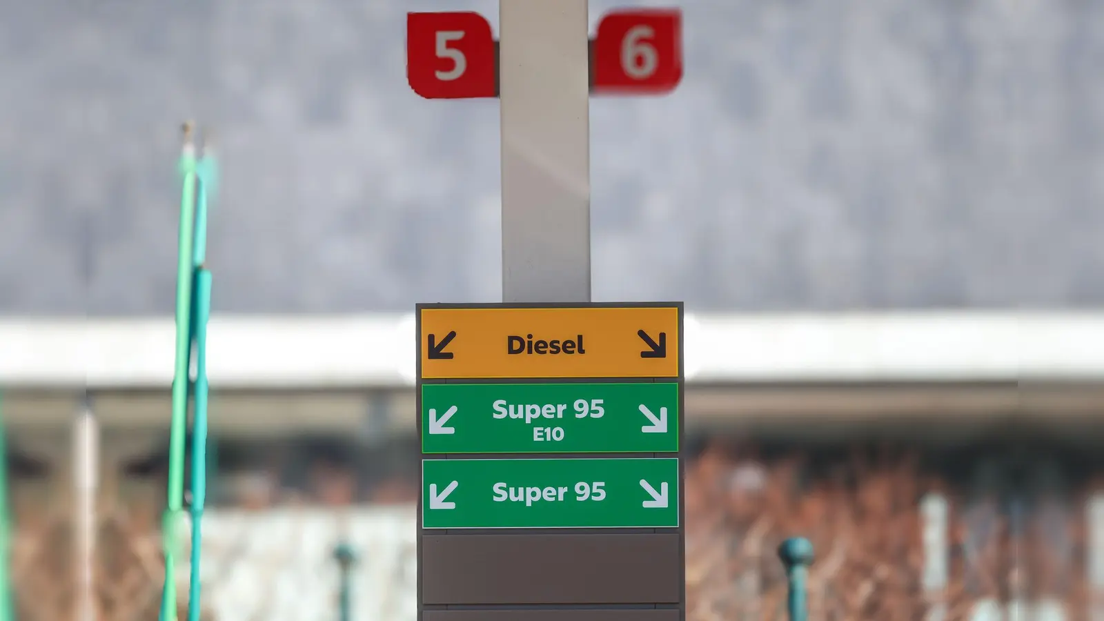 Eine Tankstelle in Nordrhein-Westfalen. (Archiv) (Bild: Christoph Reichwein/dpa)