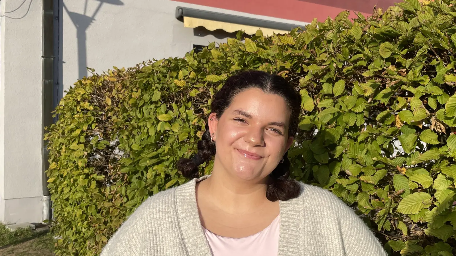 Miriam Bayer macht eine Ausbildung zur Pflegefachfrau bei der Caritas. Besonders wichtig ist ihr, dass sich ihre Patientinnen und Patienten wohlfühlen. (Bild: Paulina Schmidt)