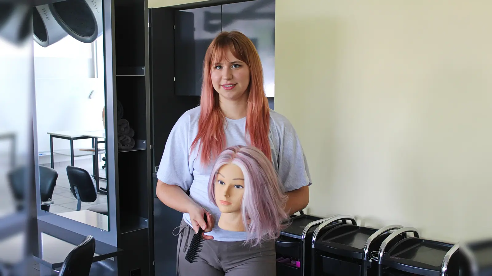 Friseurin ist der Traumjob von Sara Schötz. Sie sagt: „Mir war schon länger klar, dass ich nicht studieren will.“  (Bild: Evi Wagner)