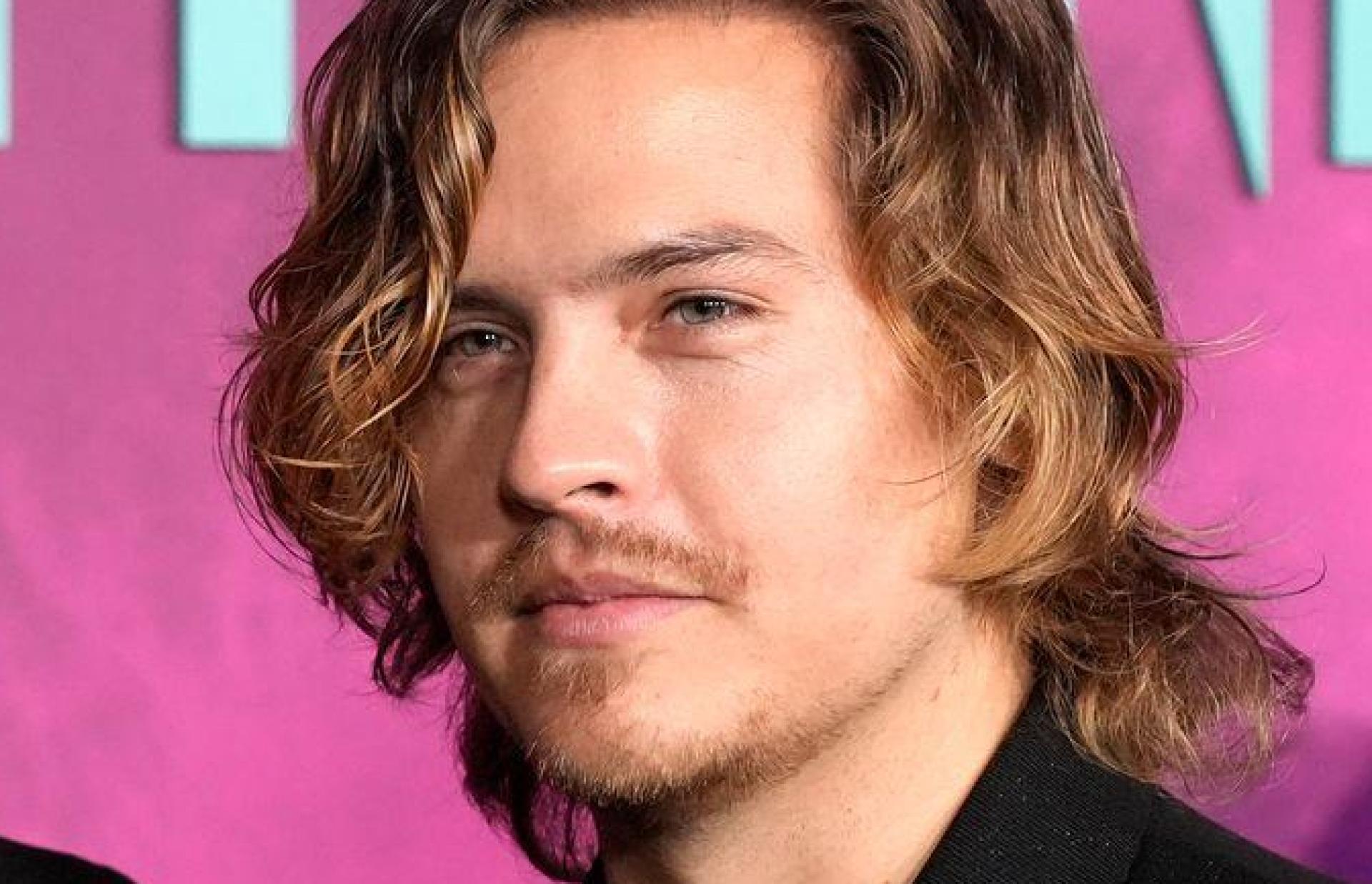 Dylan Sprouse (r) wurde mit seinem Bruder Cole Sprouse (l) zum Disney-Star. (Archivbild) (Bild: Chris Pizzello/Invision via AP/dpa)