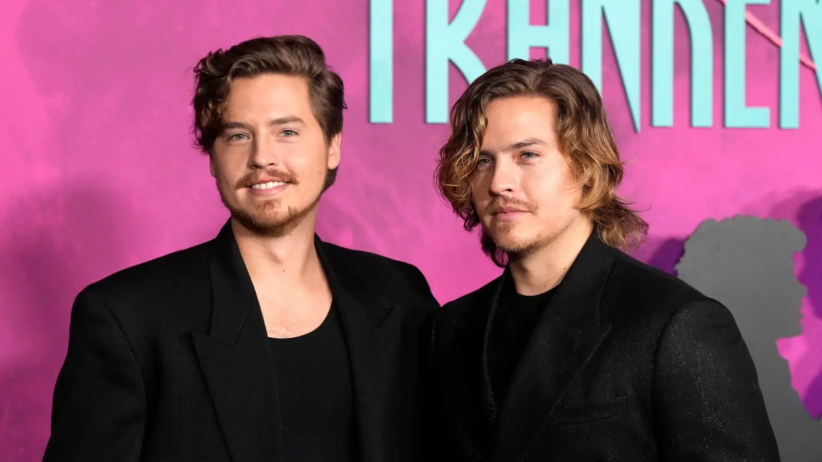 Dylan Sprouse (r) wurde mit seinem Bruder Cole Sprouse (l) zum Disney-Star. (Archivbild) (Bild: Chris Pizzello/Invision via AP/dpa)