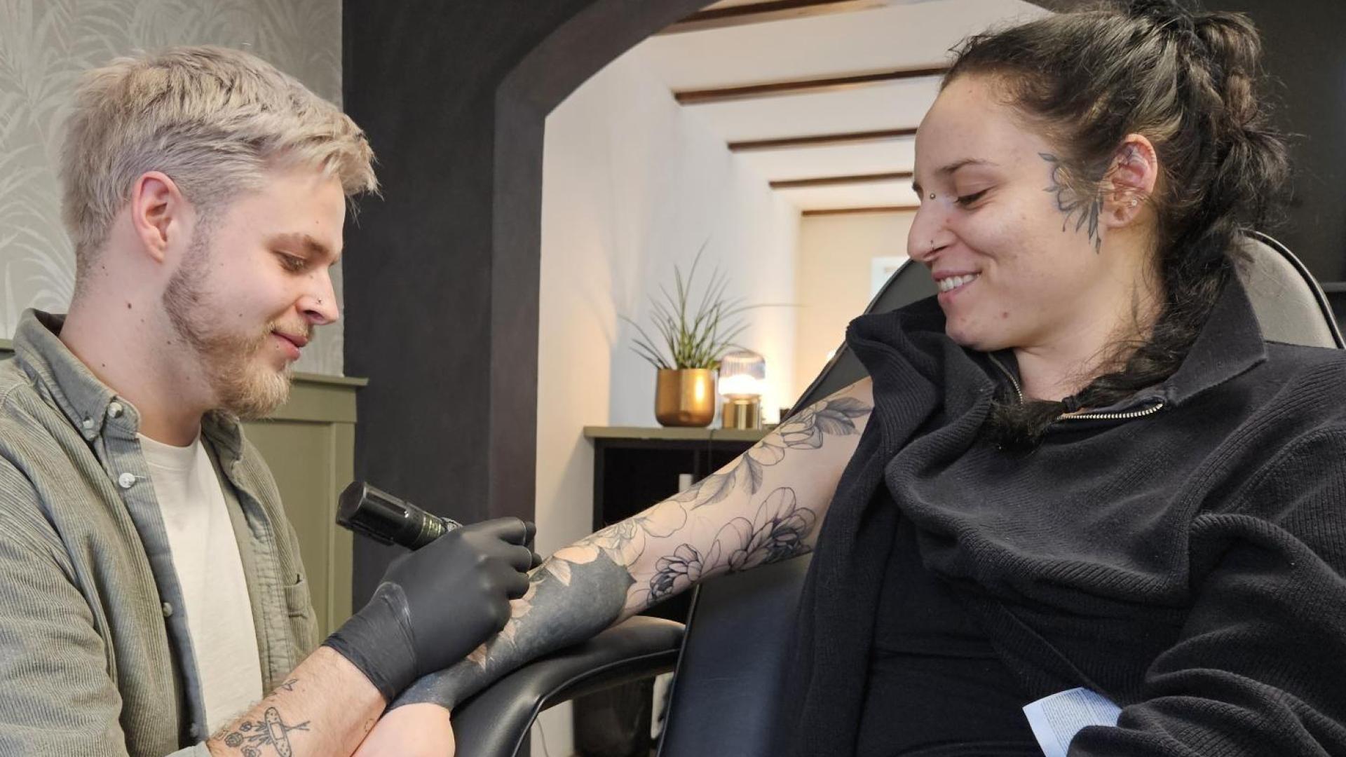 Lukas Günther (26) hat in Eschenbach direkt am Marienplatz in der Hausnummer 40 das Tattoo-Studio Botanica eröffnet. Seine Schwester Selina Günther lässt sich dort von ihm in mehreren Sitzungen den ganzen Arm tätowieren.  (Bild: Sonja Kaute)