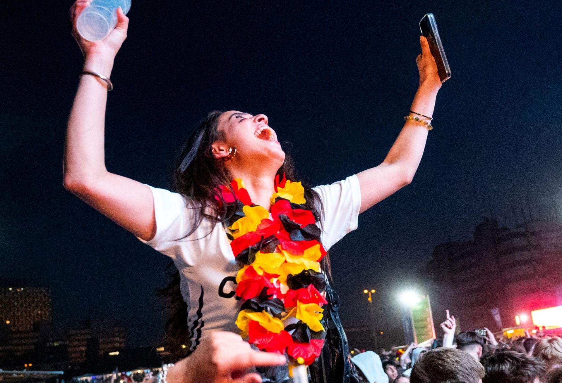 Gemeinsam mitfiebern und feiern bis in die Morgenstunden - das wird für viele Fans auch bei der diesjährigen Fußball-WM auf dem Plan stehen. (Archivbild) (Bild: Daniel Bockwoldt/dpa)