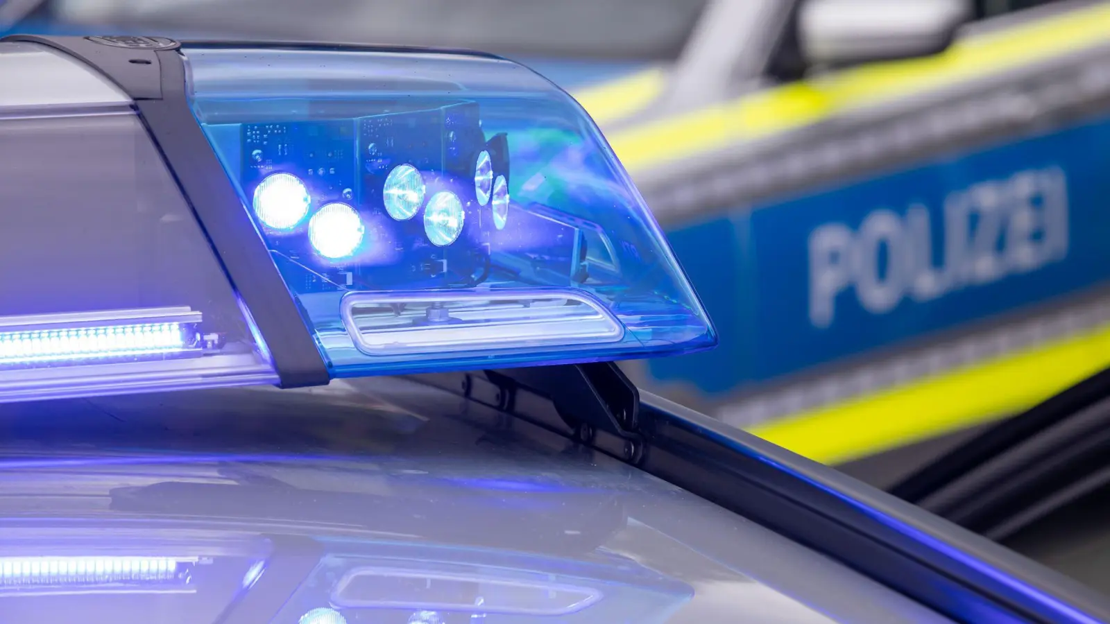 Ein Fahrradfahrer wurde in Weiden leicht verletzt, als ein Autofahrer ihn beim Anfahren übersah. (Symbolbild: Daniel Karmann/dpa)